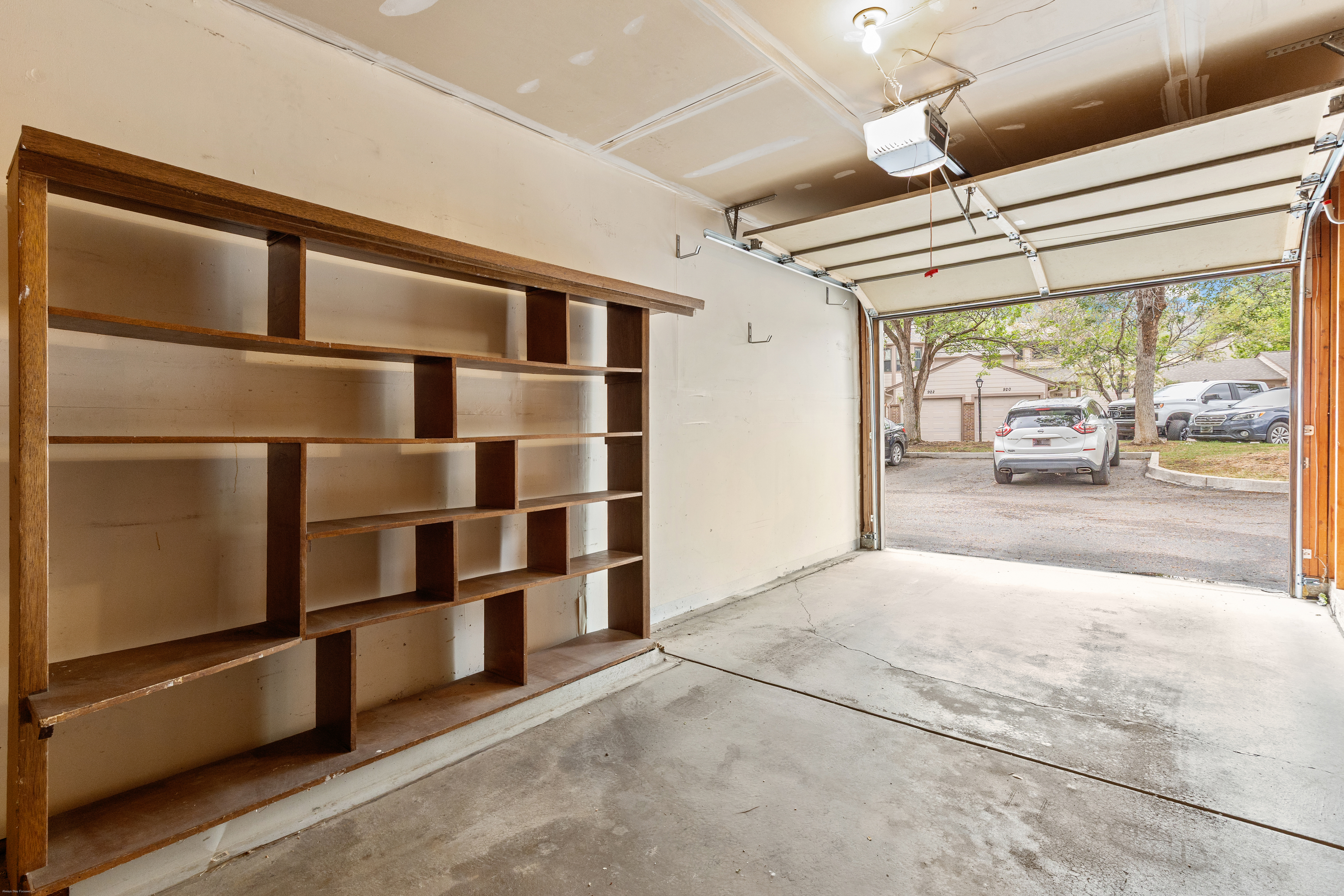  Golden Living in an End-Unit Townhome - 物件實景
