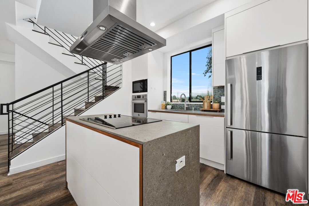 Los Angeles, California, 90025, United States, 9 Bedrooms Bedrooms, ,Residential,For Sale,1940770