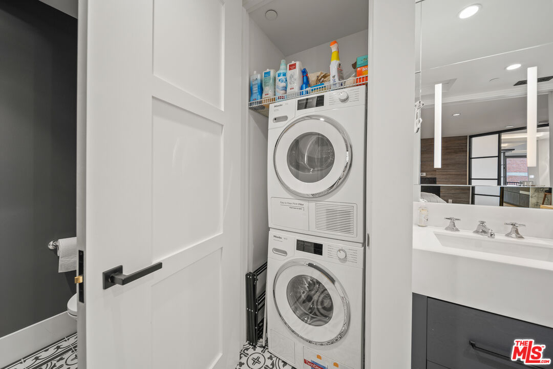 Los Angeles, California, 90014, United States, 2 Bedrooms Bedrooms, ,2 BathroomsBathrooms,Residential,For Sale,1938592