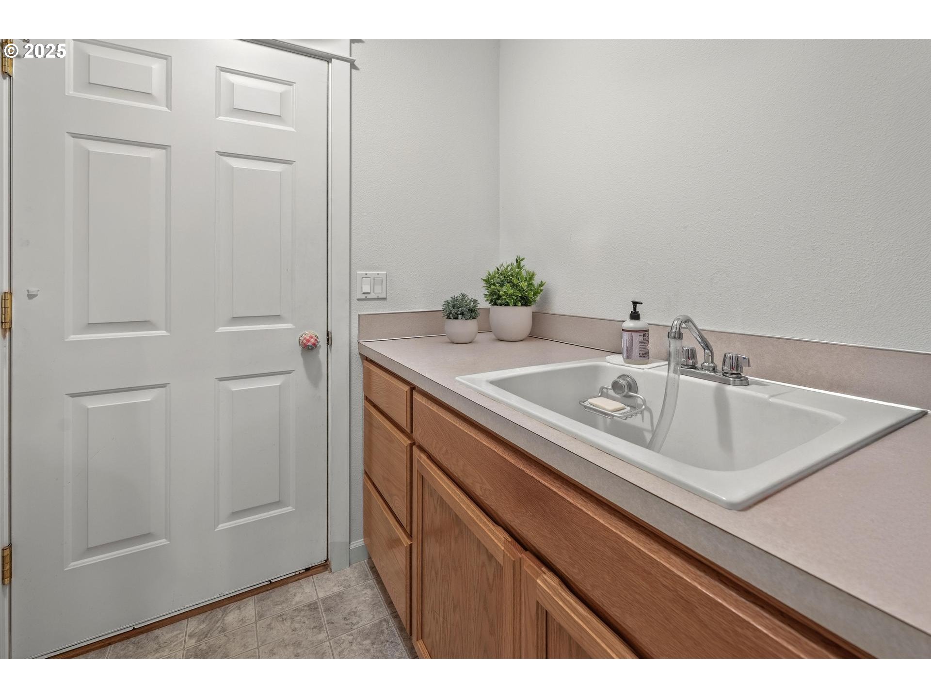 Oregon City, Oregon, 97045, United States, 3 Bedrooms Bedrooms, ,2 BathroomsBathrooms,Residential,For Sale,1949675