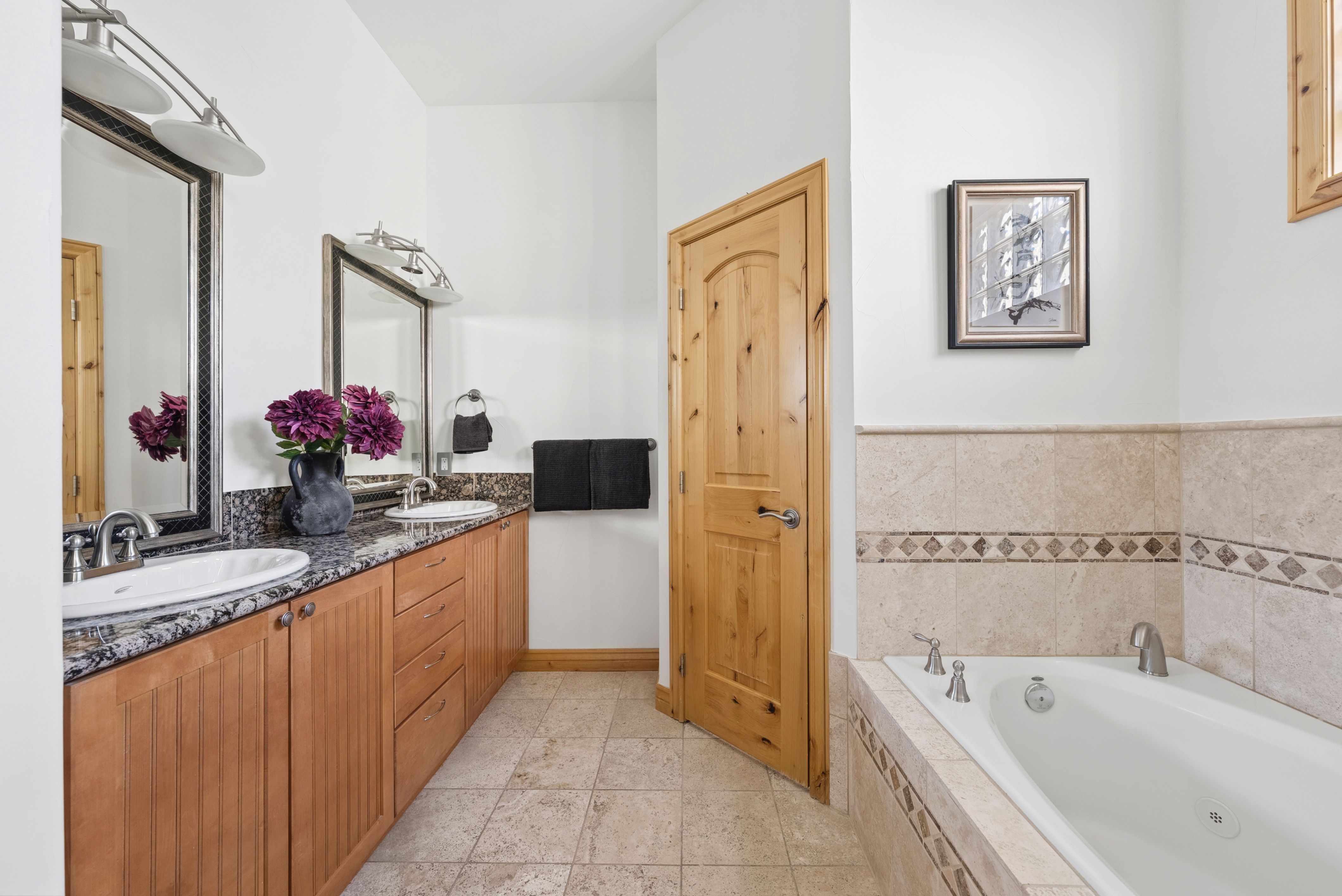  2895 S Cook Street  Finished Walkout Home - 物件實景