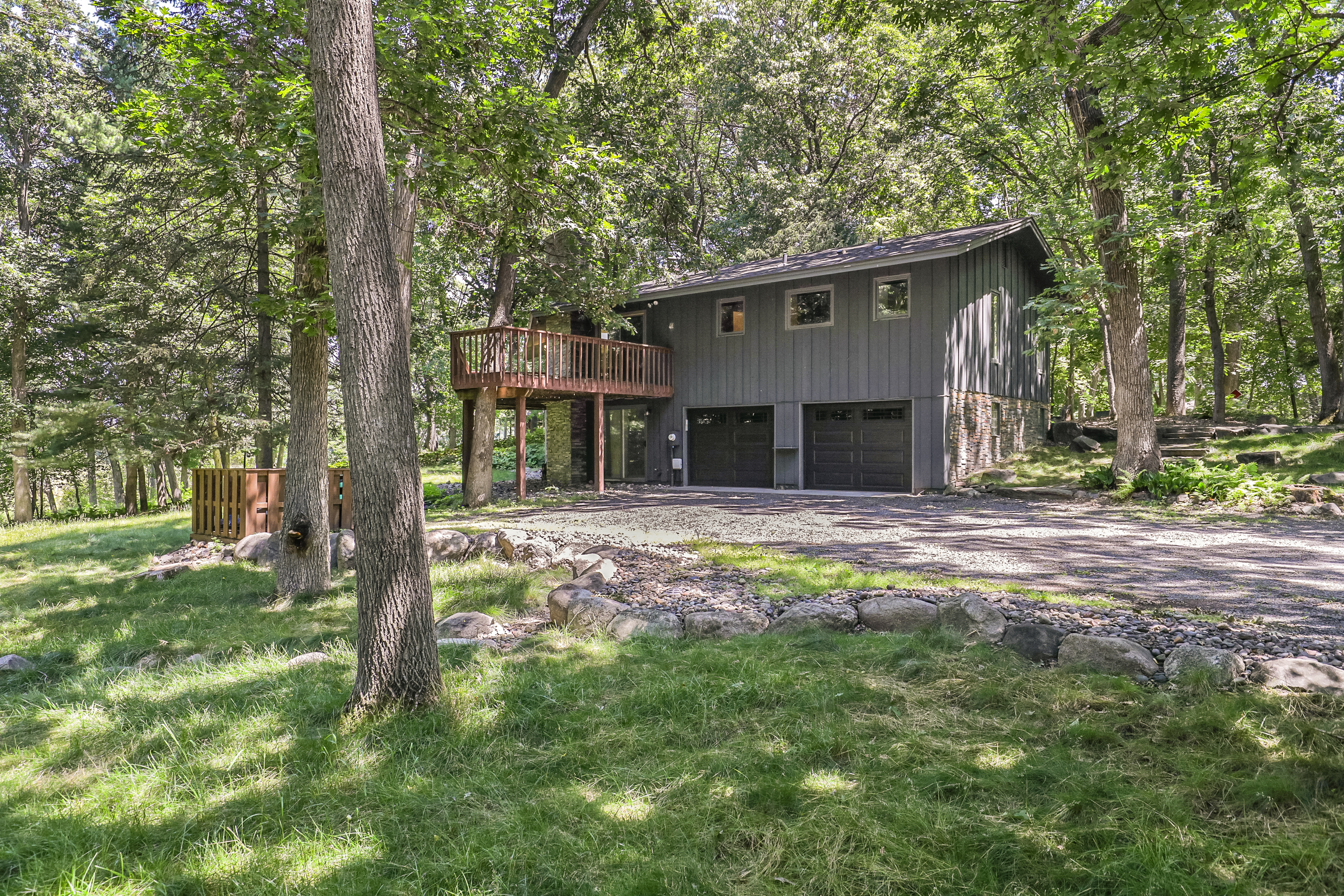  Secluded Wooded Retreat with Beautifully Updated Interiors - 物件實景