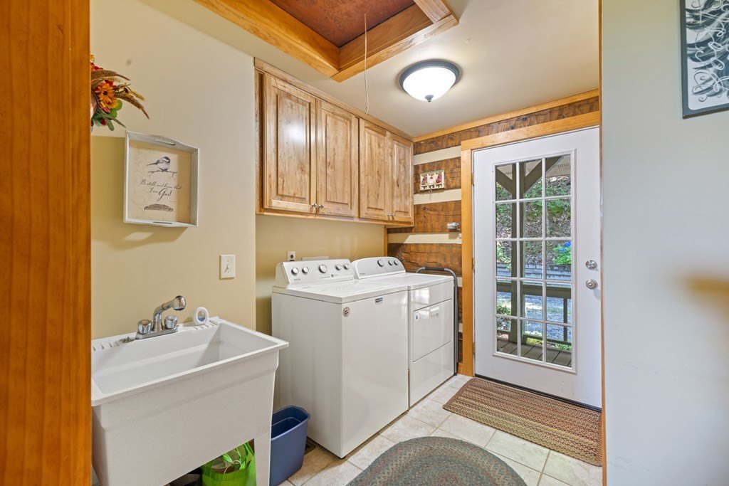 Hiawassee, Georgia, 30546, United States, 3 Bedrooms Bedrooms, ,3 BathroomsBathrooms,Residential,For Sale,1880461