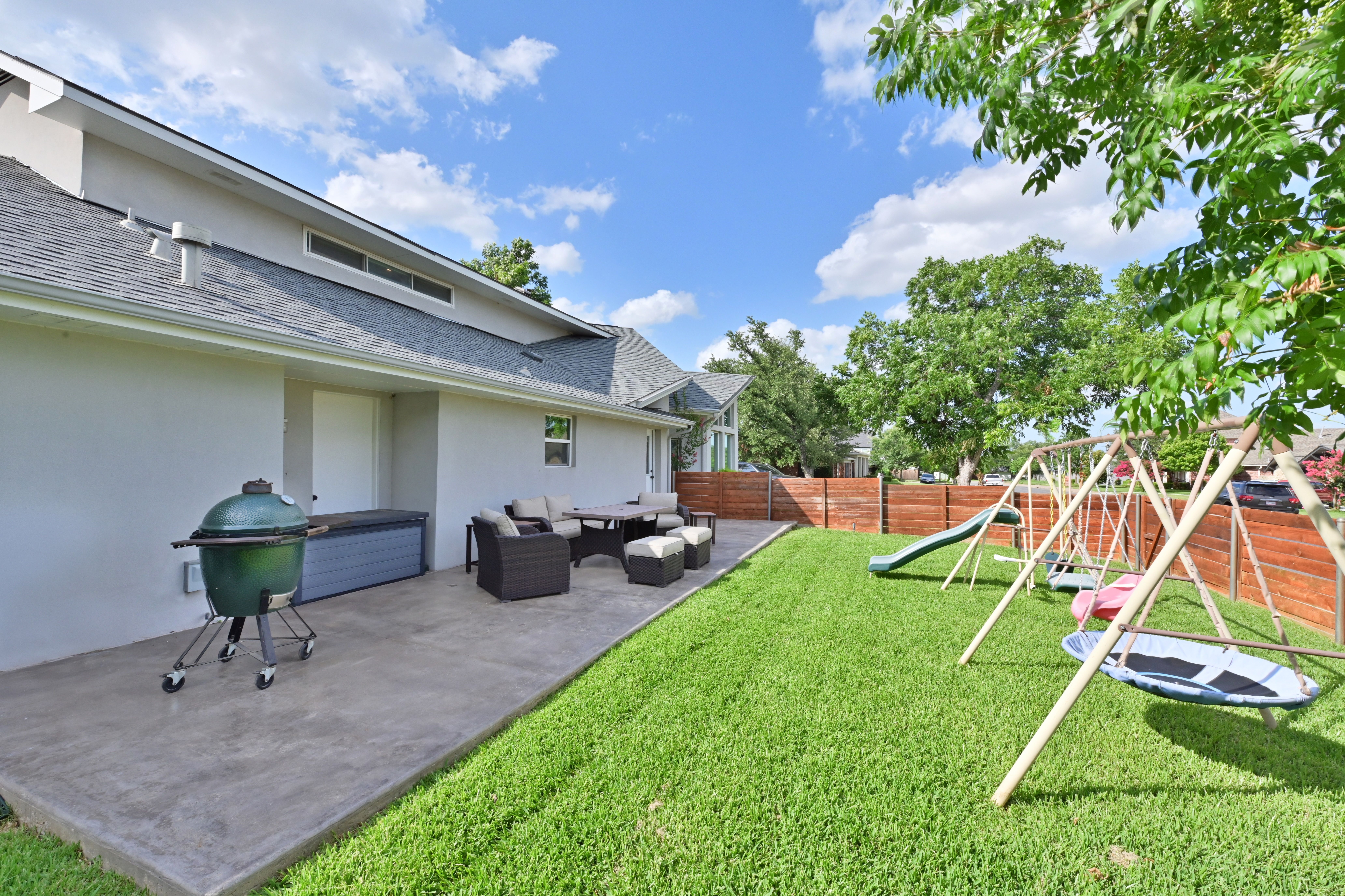  Desirable Corner Lot Home with Back Yard Oasis - 物件實景
