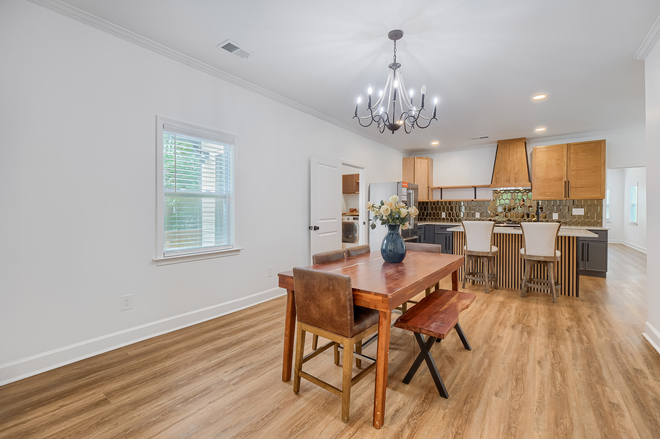  beautifully renovated home where  modern upgrades meet timeless charm - 物件實景
