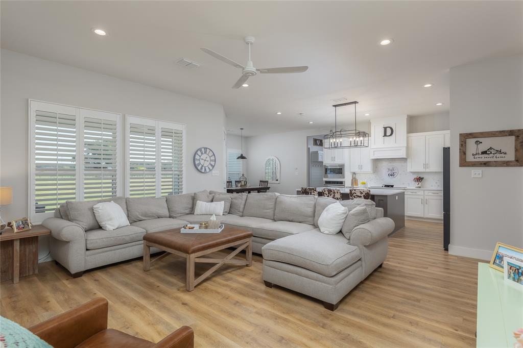 Weatherford, Texas, 76085, United States, 4 Bedrooms Bedrooms, ,2 BathroomsBathrooms,Residential,For Sale,1978041