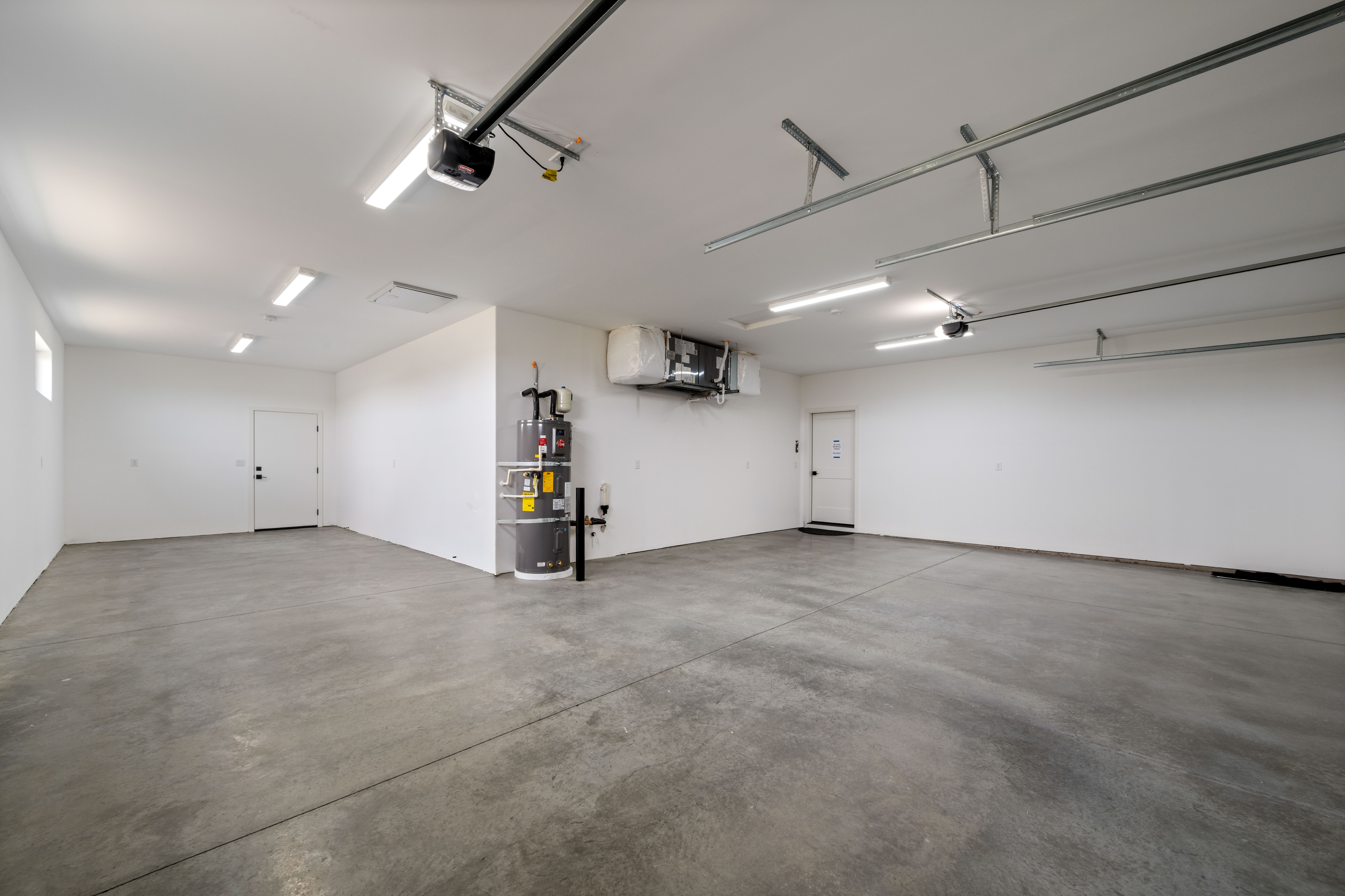  Insulated 4-Car Garage - 物件實景
