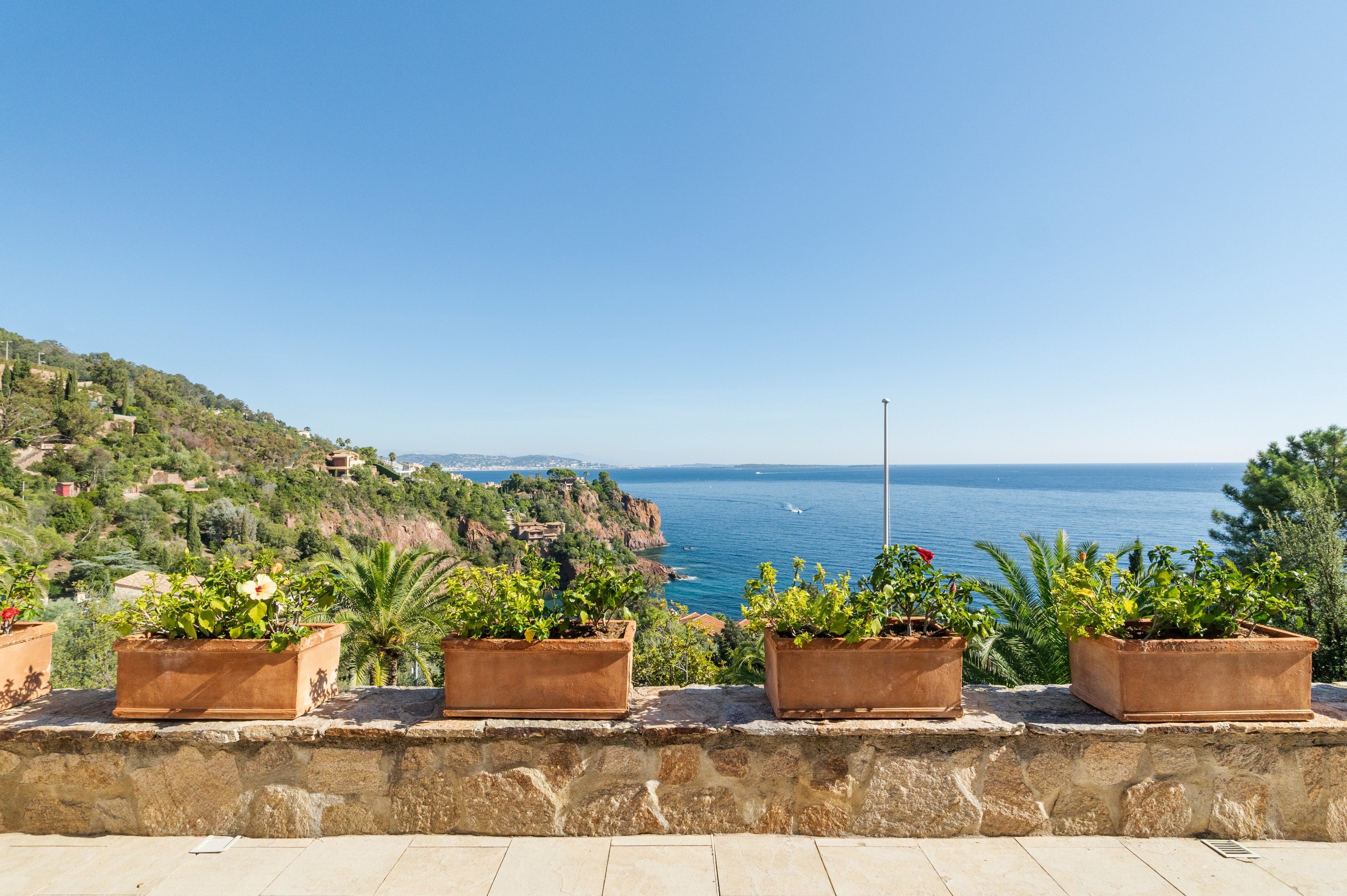   Theoule-sur-Mer luxury seafront villa direct sea access infinity pool 300 sq… - 物件實景