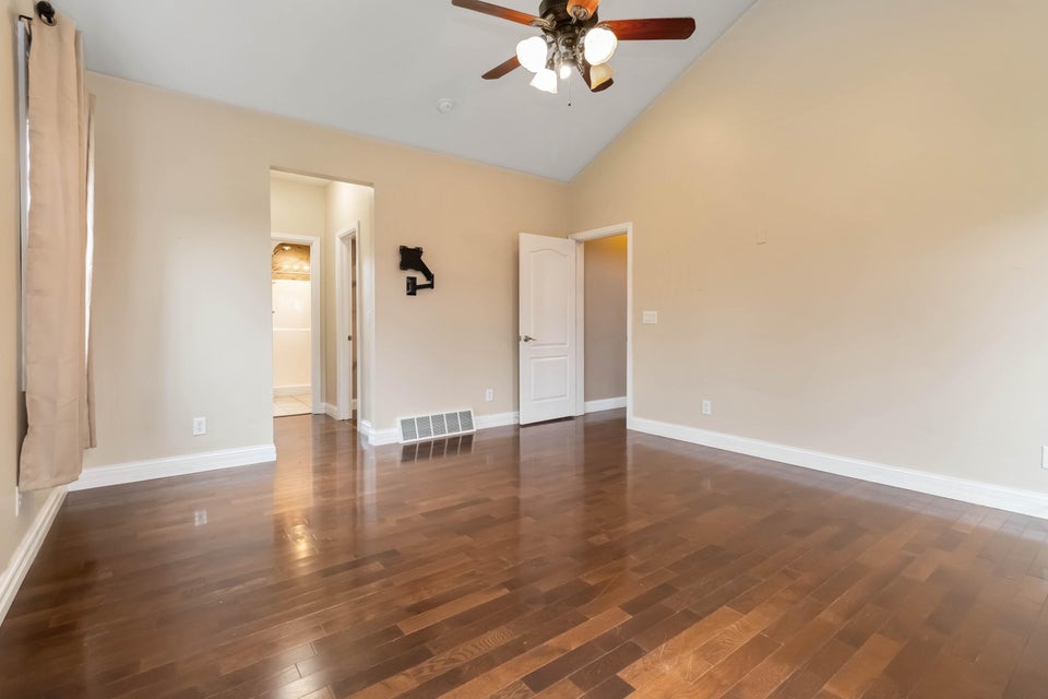 Dunnville, Kentucky, 42528, United States, 6 Bedrooms Bedrooms, ,5 BathroomsBathrooms,Residential,For Sale,1998018