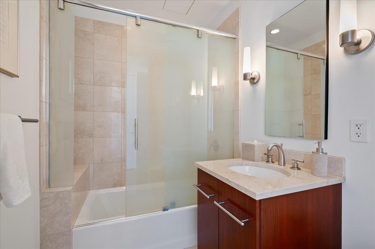 Chicago, Illinois, 60611, United States, 3 Bedrooms Bedrooms, ,5 BathroomsBathrooms,Residential,For Sale,1963980