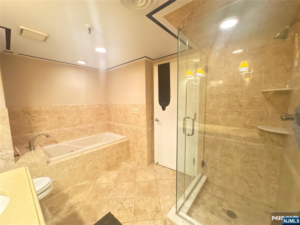 Hackensack, New Jersey, 07601, United States, 2 Bedrooms Bedrooms, ,2 BathroomsBathrooms,Residential,For Sale,1912760
