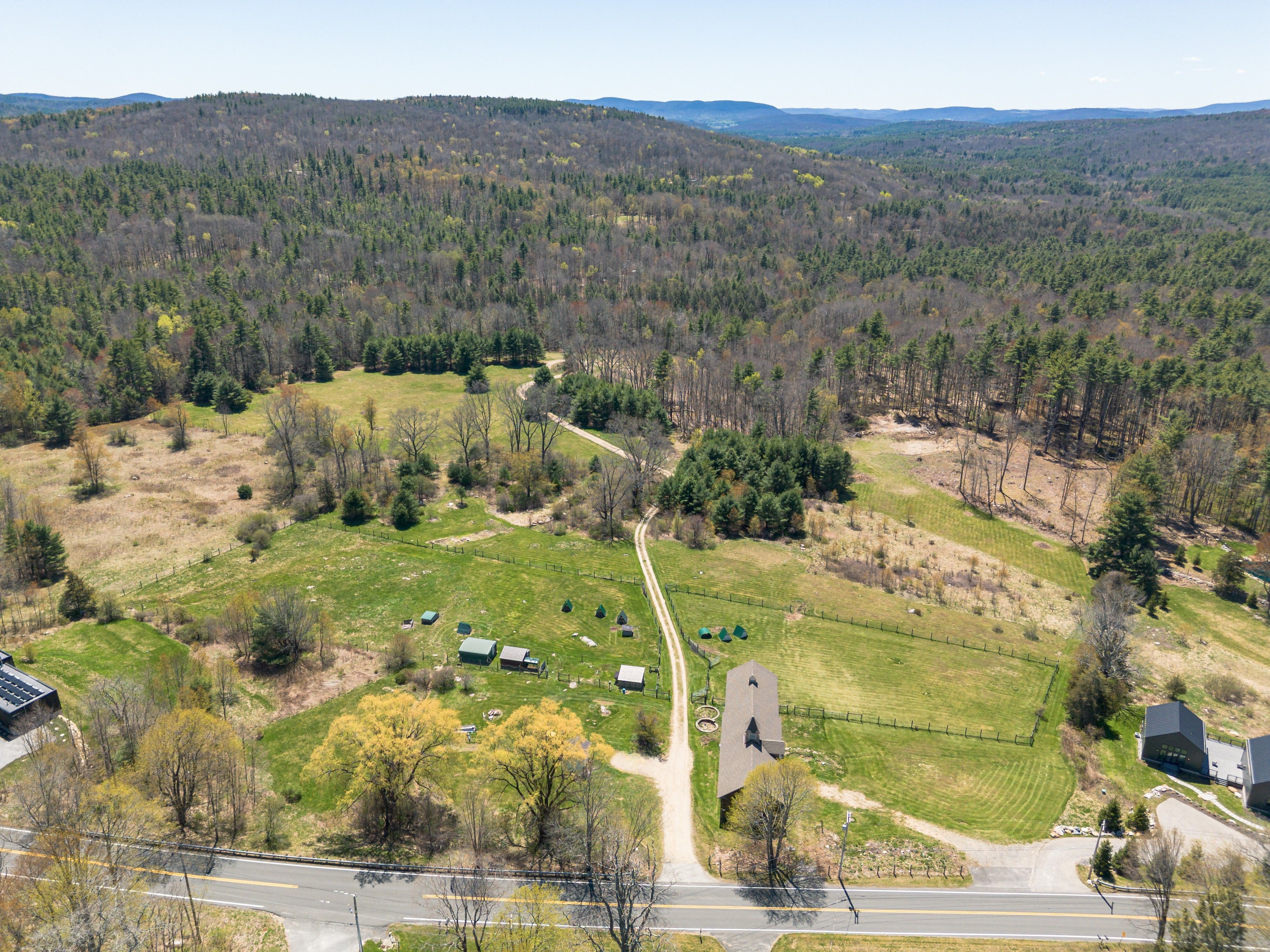  A Tranquil Berkshire Legacy: 22 Scenic Acres and a Landmark 3-Story Barn, Brookm - 物件實景