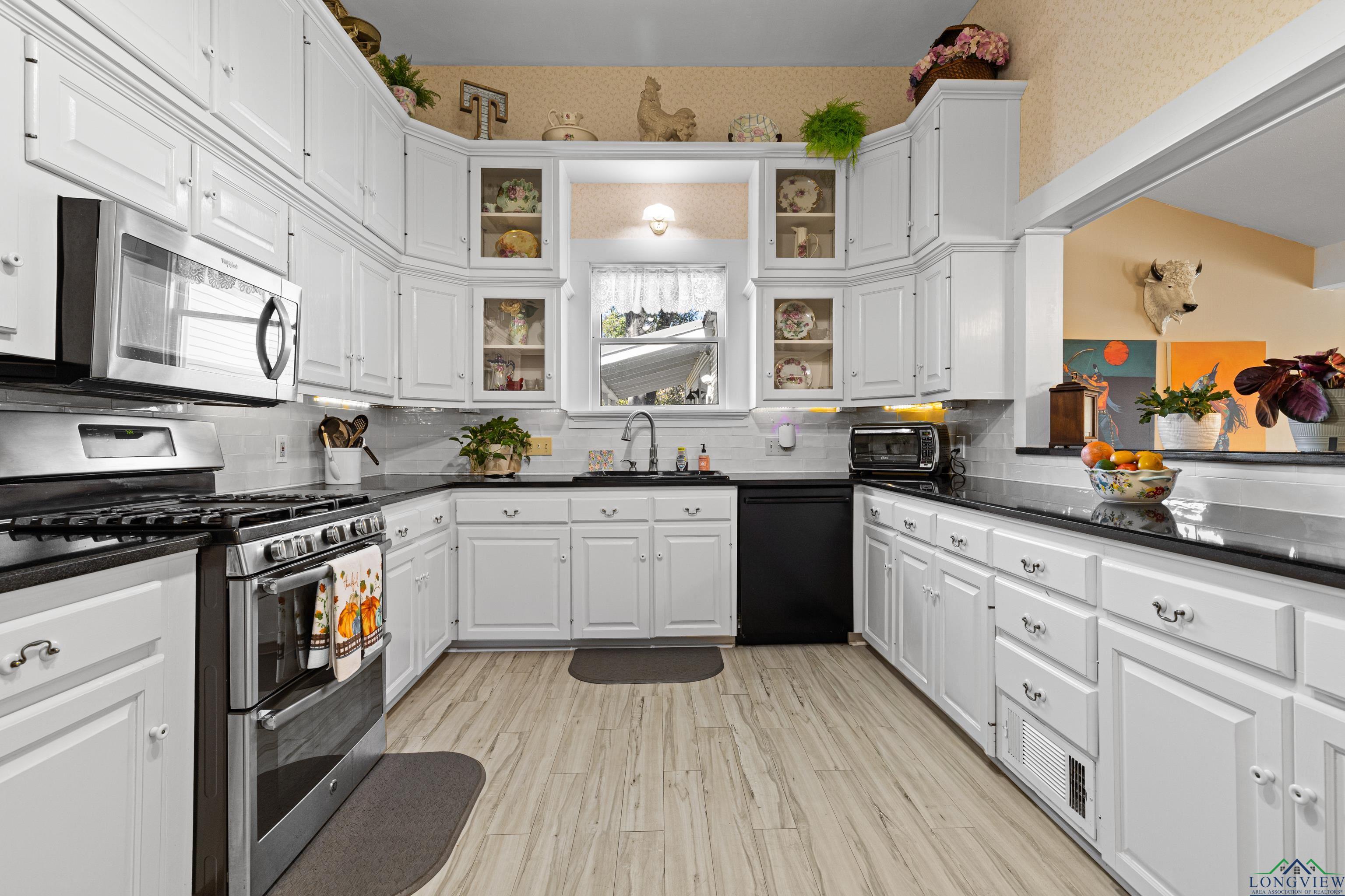 Jefferson, Texas, 75657, United States, 4 Bedrooms Bedrooms, ,4 BathroomsBathrooms,Residential,For Sale,1985697