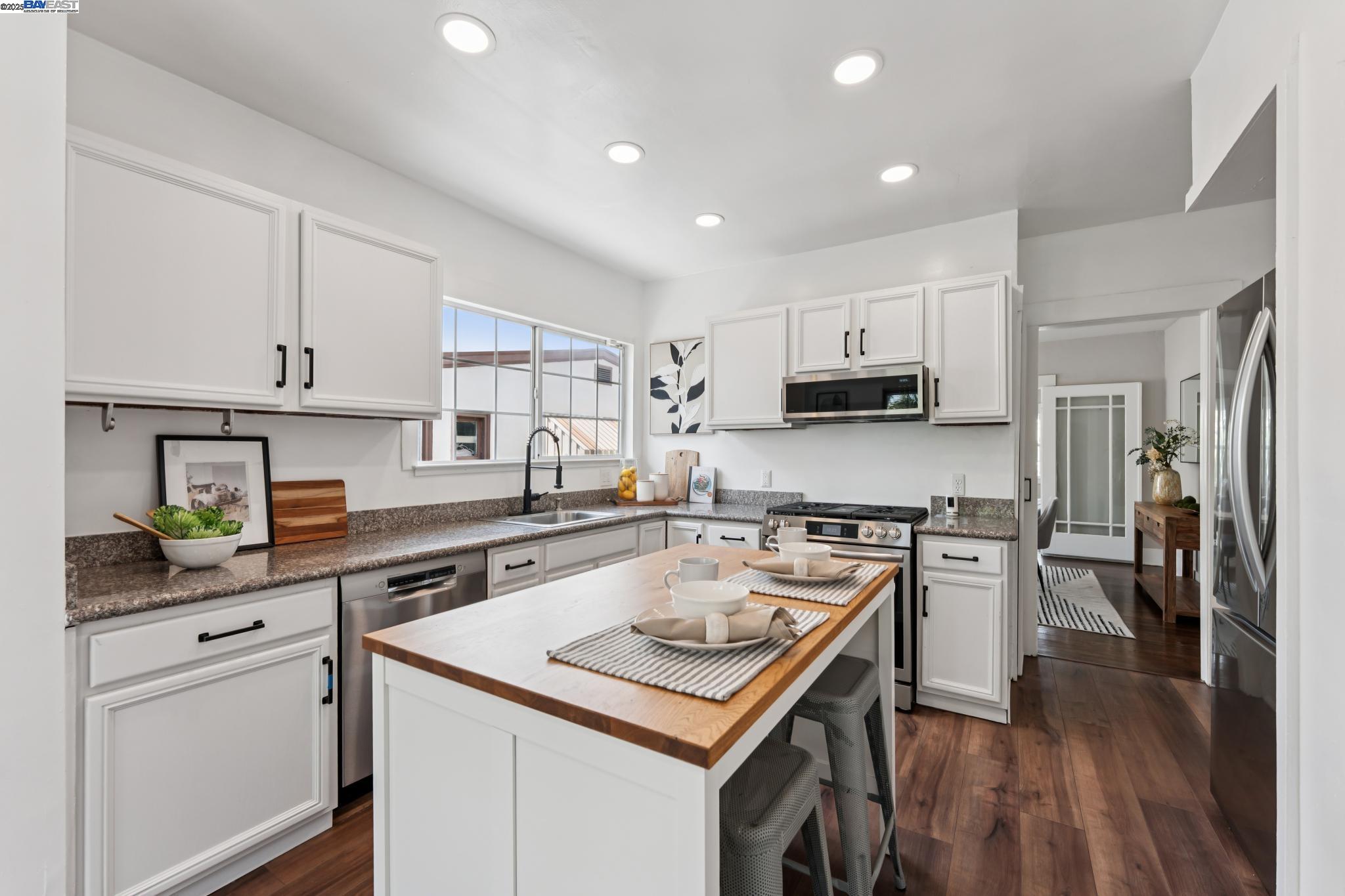 Oakland, California, 94605, United States, 2 Bedrooms Bedrooms, ,1 BathroomBathrooms,Residential,For Sale,1901518
