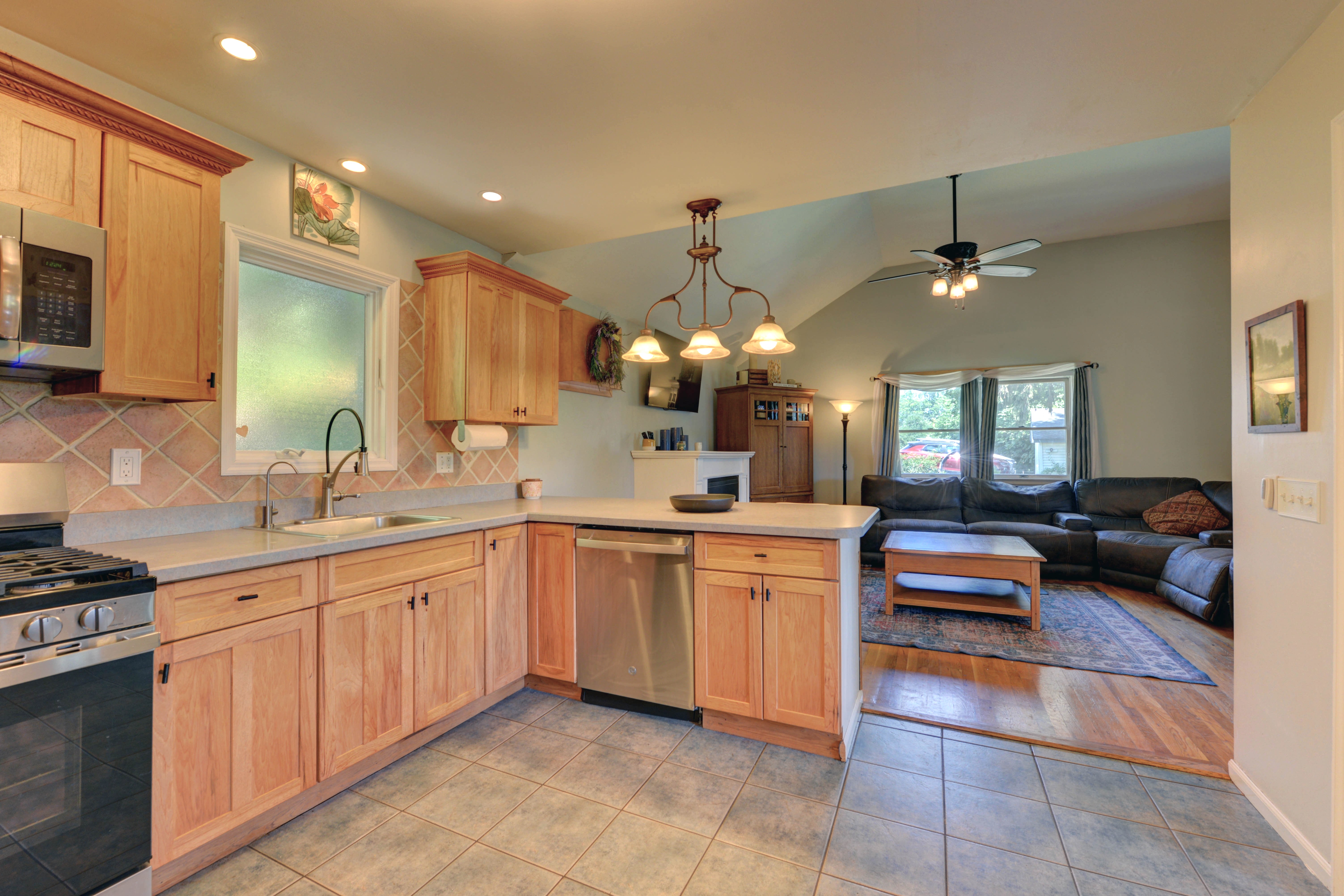 Mahwah, New Jersey, 07430, United States, 4 Bedrooms Bedrooms, ,2 BathroomsBathrooms,Residential,For Sale,1931403