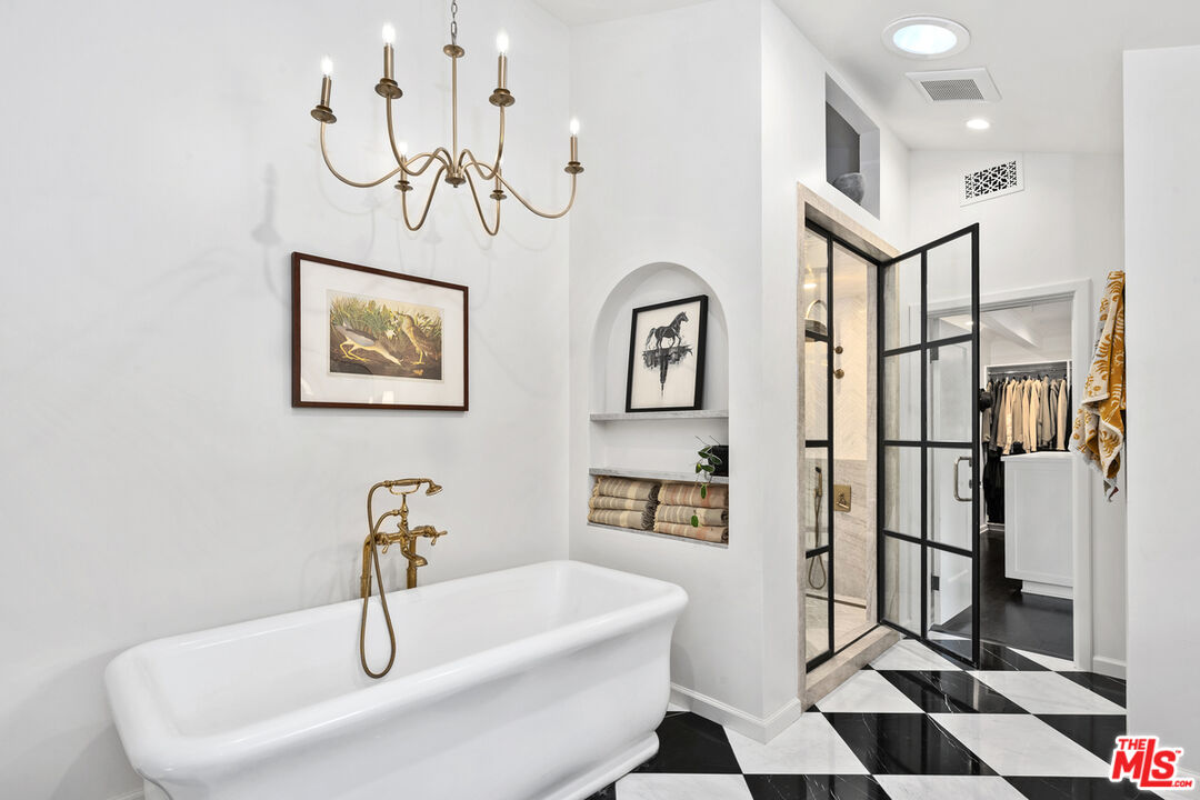 Los Angeles, California, 90004, United States, 4 Bedrooms Bedrooms, ,5 BathroomsBathrooms,Residential,For Sale,1989433