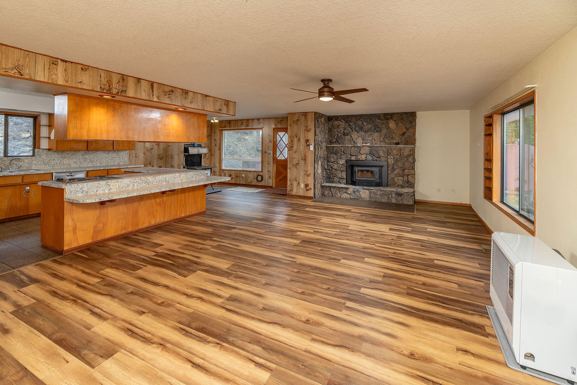 Mitchell, Oregon, 97750, United States, 3 Bedrooms Bedrooms, ,2 BathroomsBathrooms,Residential,For Sale,1965527