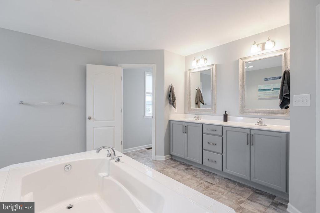 Charles Town, West Virginia, 25414, United States, 4 Bedrooms Bedrooms, ,5 BathroomsBathrooms,Residential,For Sale,1965453