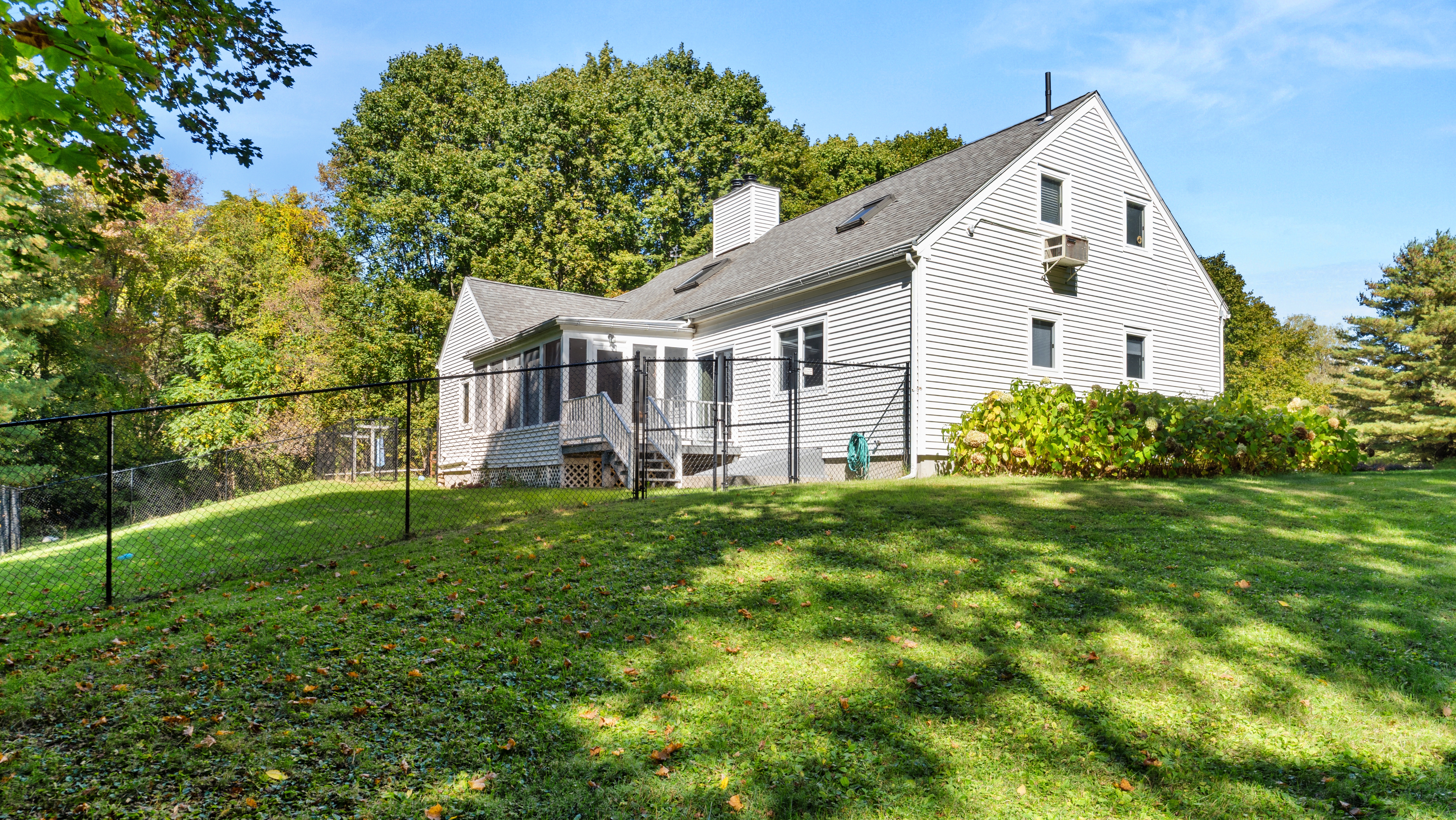  Stunning 2.4-Acre Retreat in Cornwall Estates: Updated & Move-In Ready - 物件實景