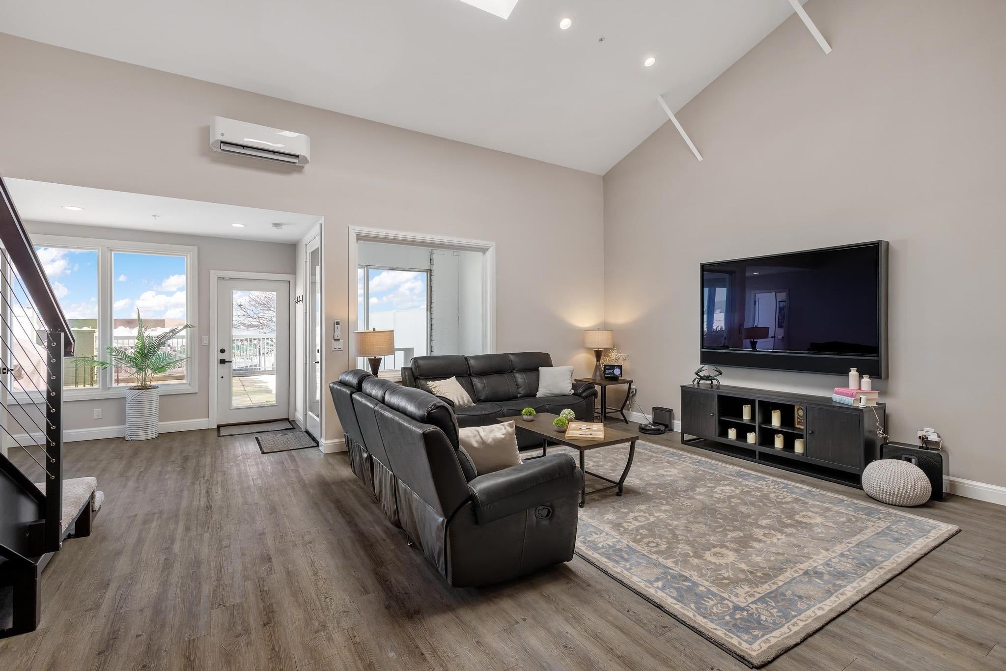 Harrison Twp, Michigan, 48045, United States, 2 Bedrooms Bedrooms, ,3 BathroomsBathrooms,Residential,For Sale,1979598