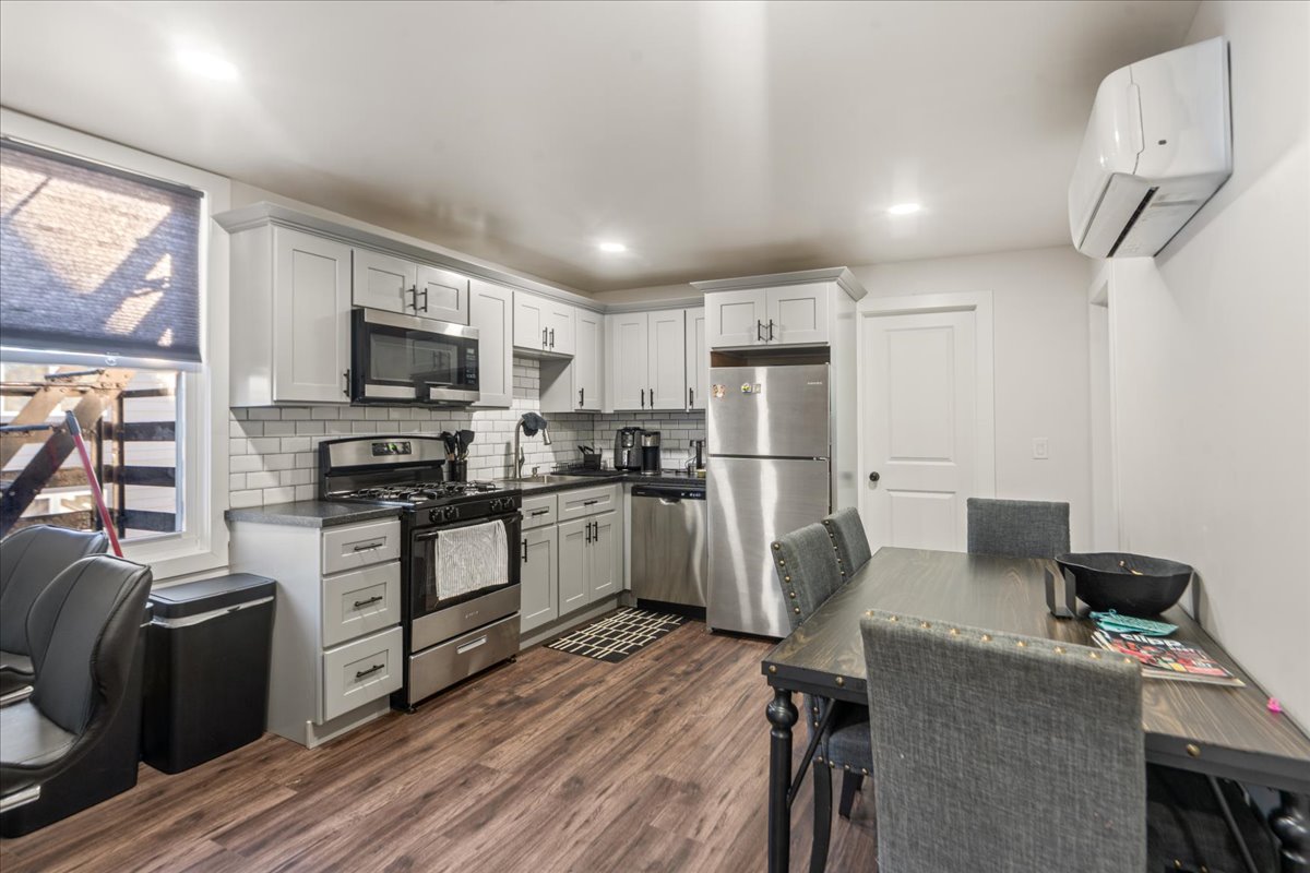 Bergen, Lodi Borough, New Jersey, 07644, United States, 6 Bedrooms Bedrooms, ,4 BathroomsBathrooms,Residential,For Sale,1977349