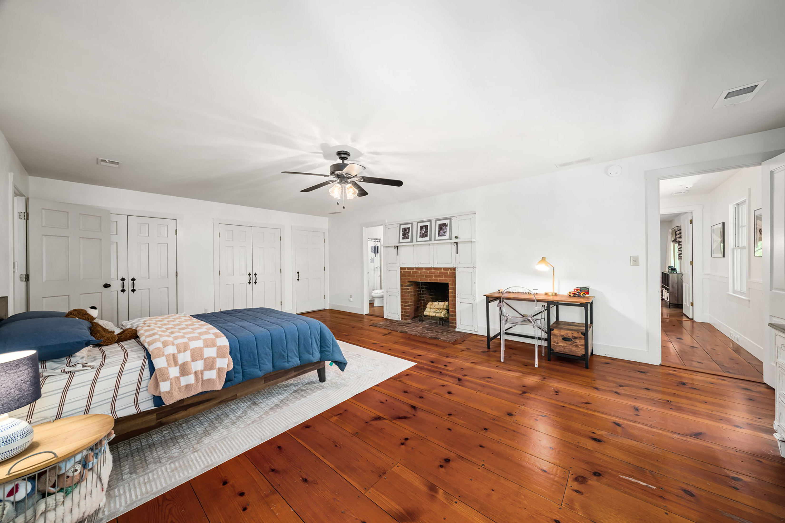  Live Timeless in Coveted Farmhouse on 4+ Private Gated Acres In Roswell - 物件實景