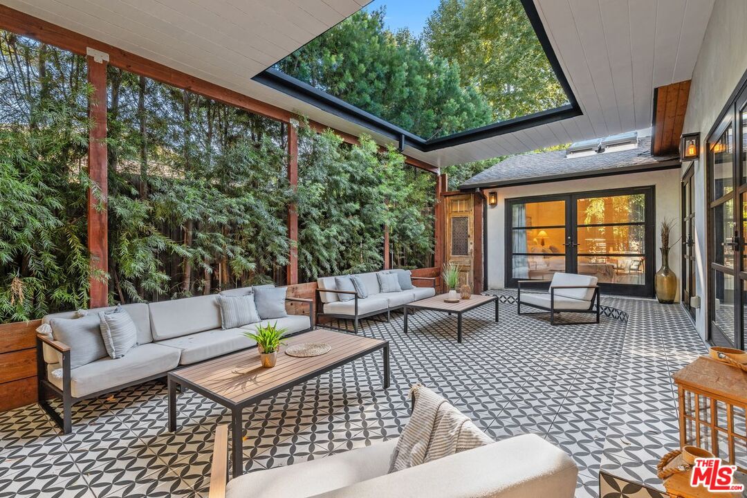 Woodland Hills, California, 91367, United States, 5 Bedrooms Bedrooms, ,3 BathroomsBathrooms,Residential,For Sale,1925987
