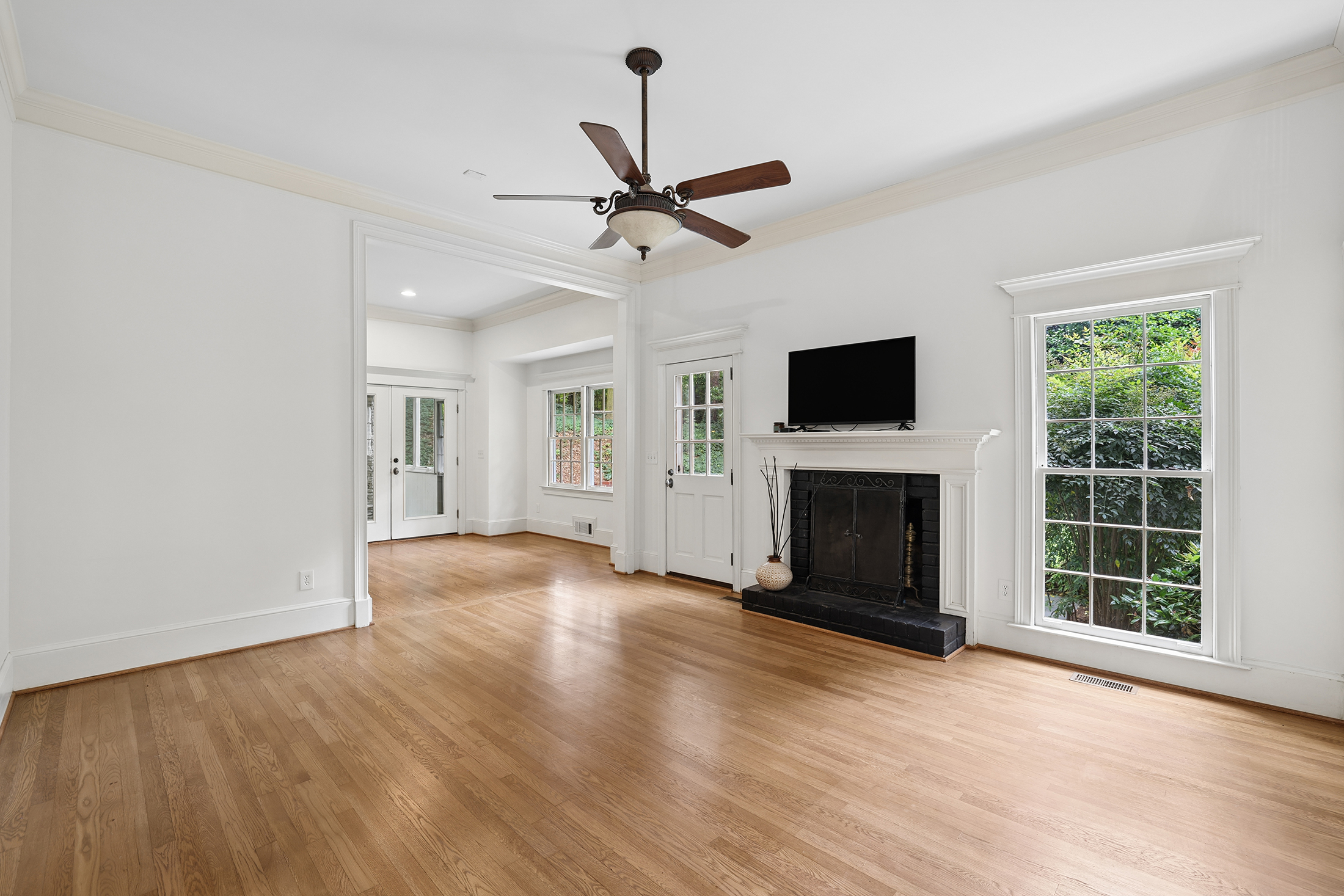  Handsome Updated Home with Amazing Space, Indoors and Out - 物件實景