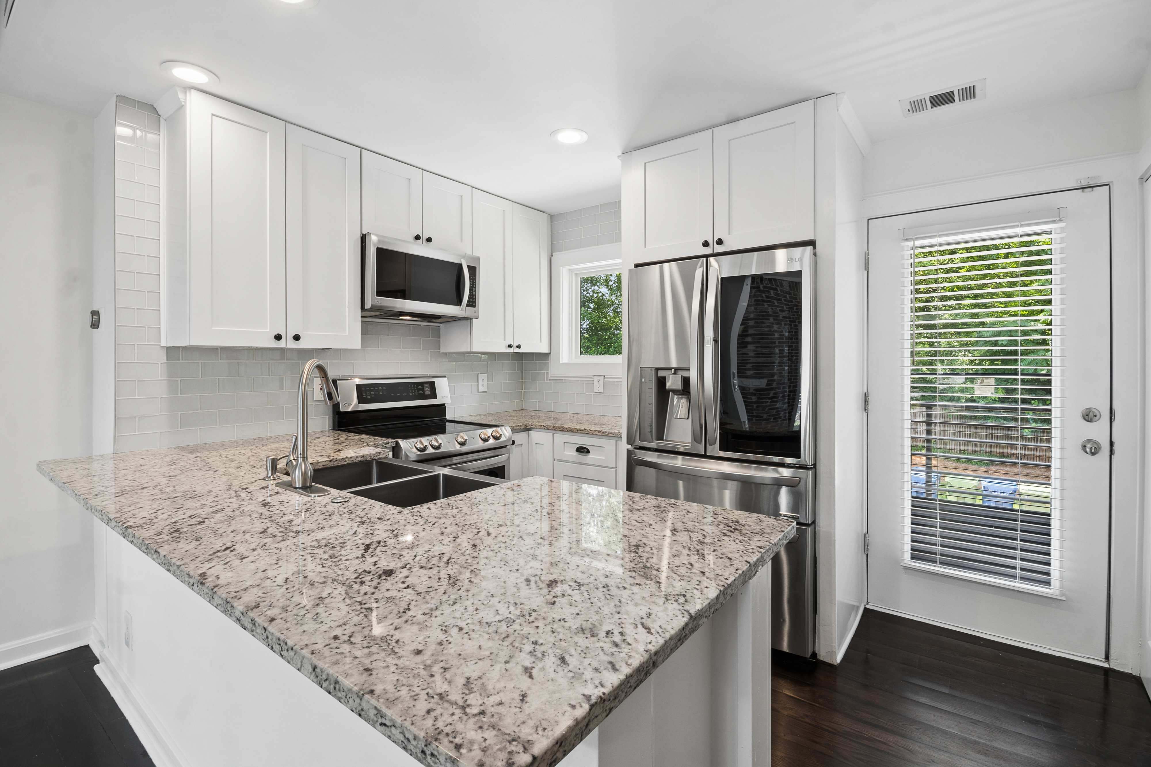  Updated, End-Unit Townhome in the Heart of Edgewood - 物件實景