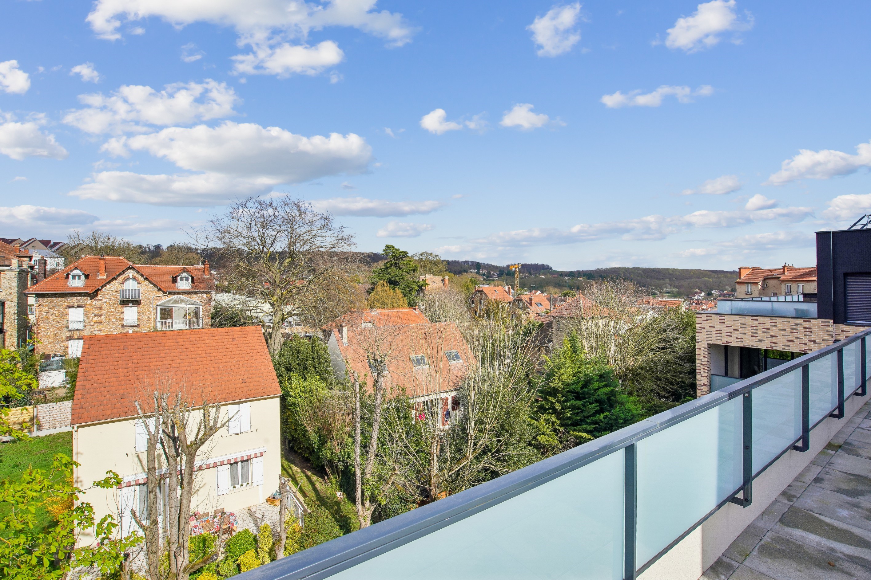  Bright Apartment with Open Views and Spacious Terrace - 物件實景