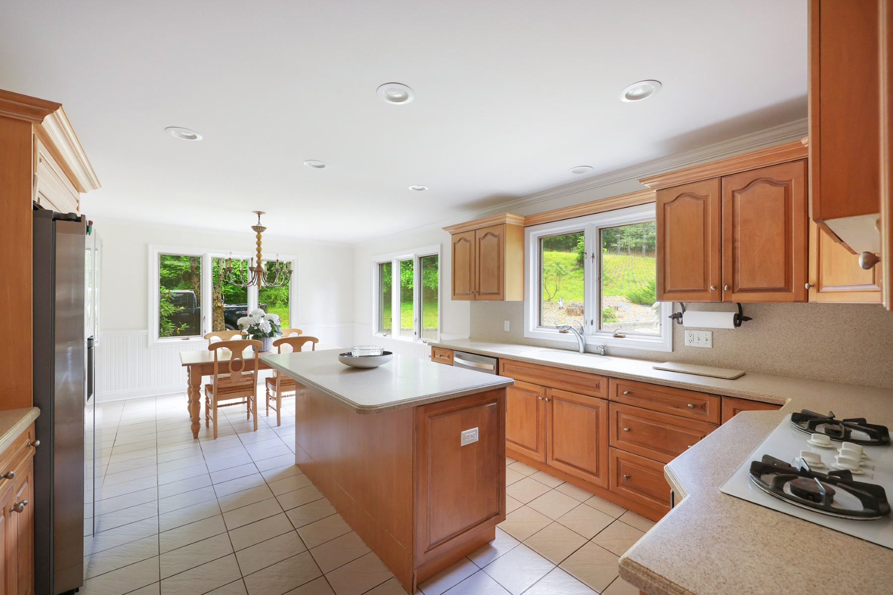  Spacious Living, Thoughtful Updates and Desirable Location - 物件實景