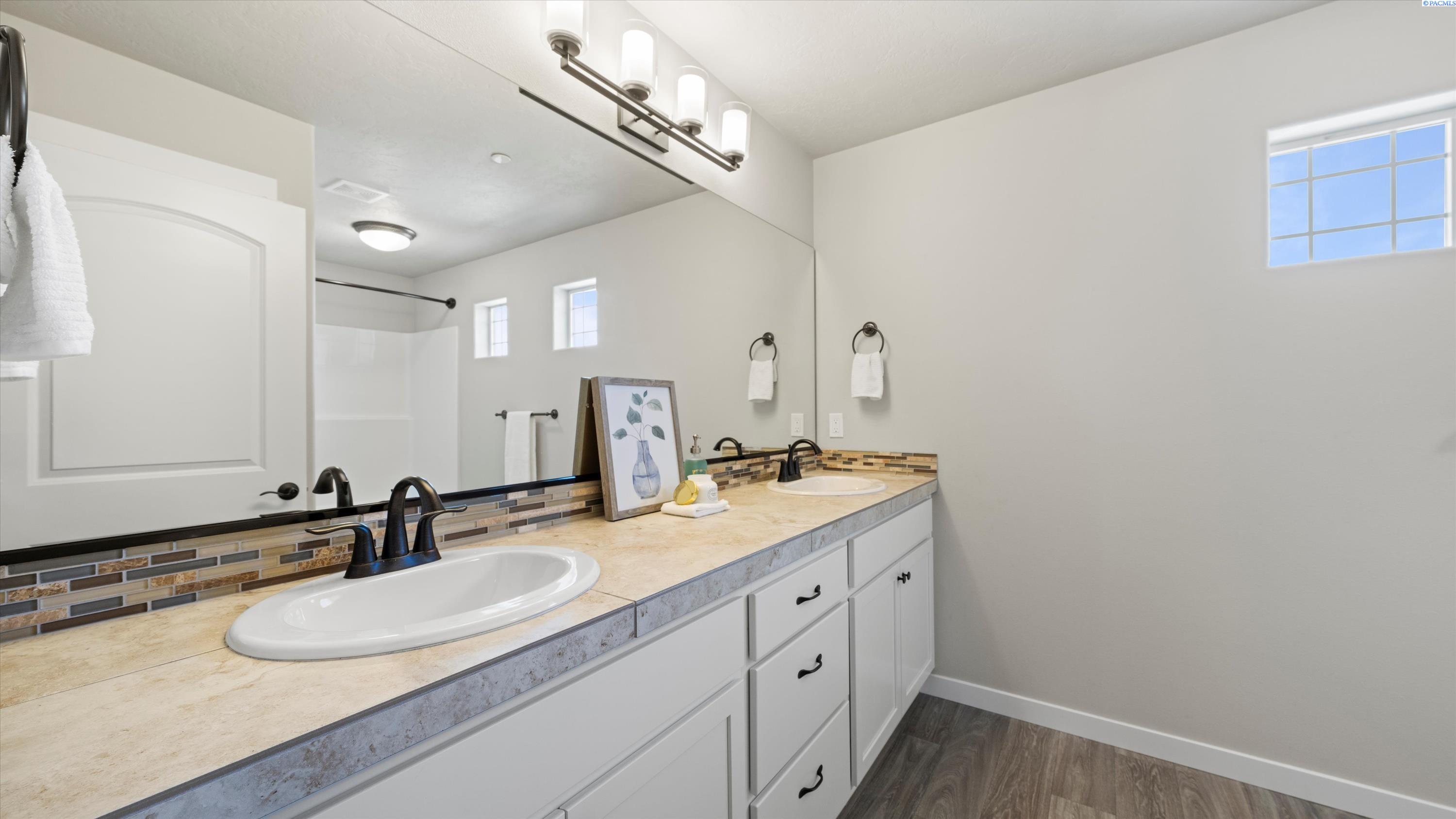 Richland, Washington, 99352, United States, 5 Bedrooms Bedrooms, ,3 BathroomsBathrooms,Residential,For Sale,1947439