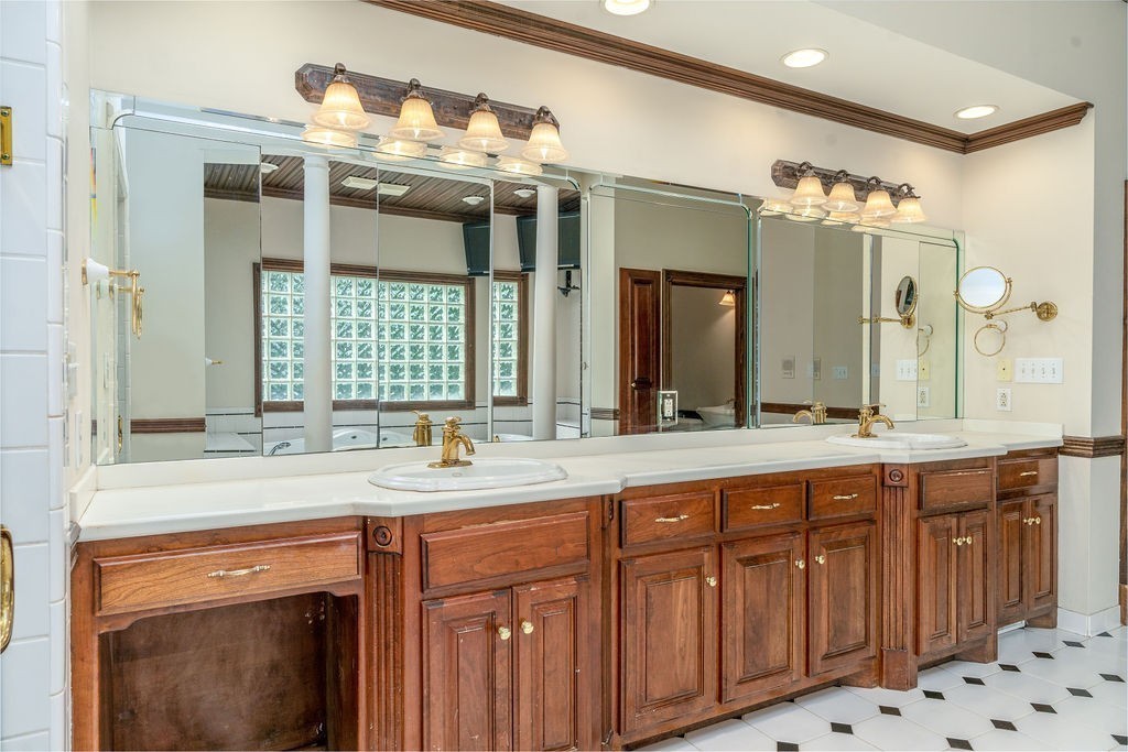 Clarksville, Tennessee, 37043, United States, 7 Bedrooms Bedrooms, ,7 BathroomsBathrooms,Residential,For Sale,1999210