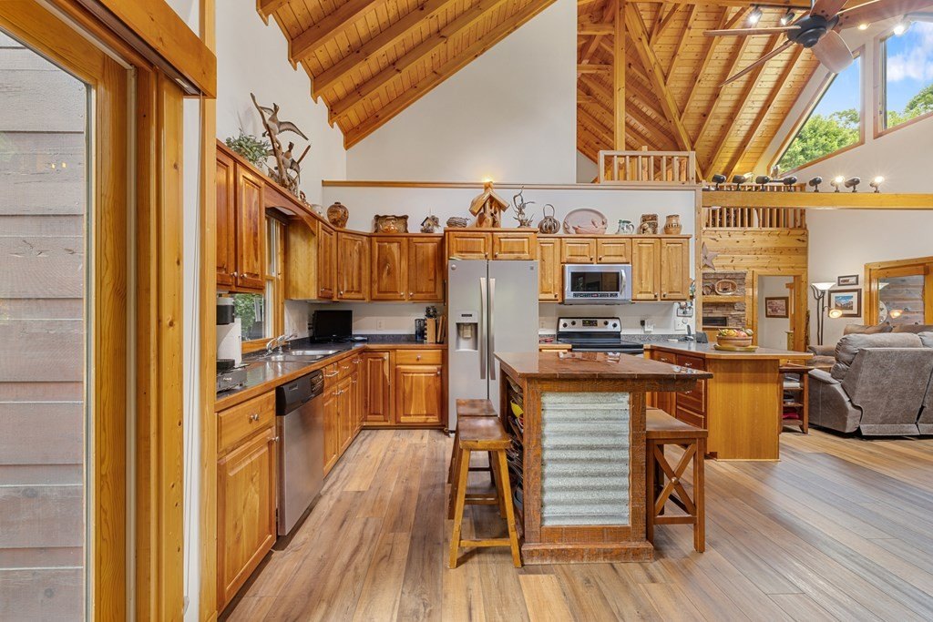 Blairsville, Georgia, 30512, United States, 3 Bedrooms Bedrooms, ,4 BathroomsBathrooms,Residential,For Sale,1895292