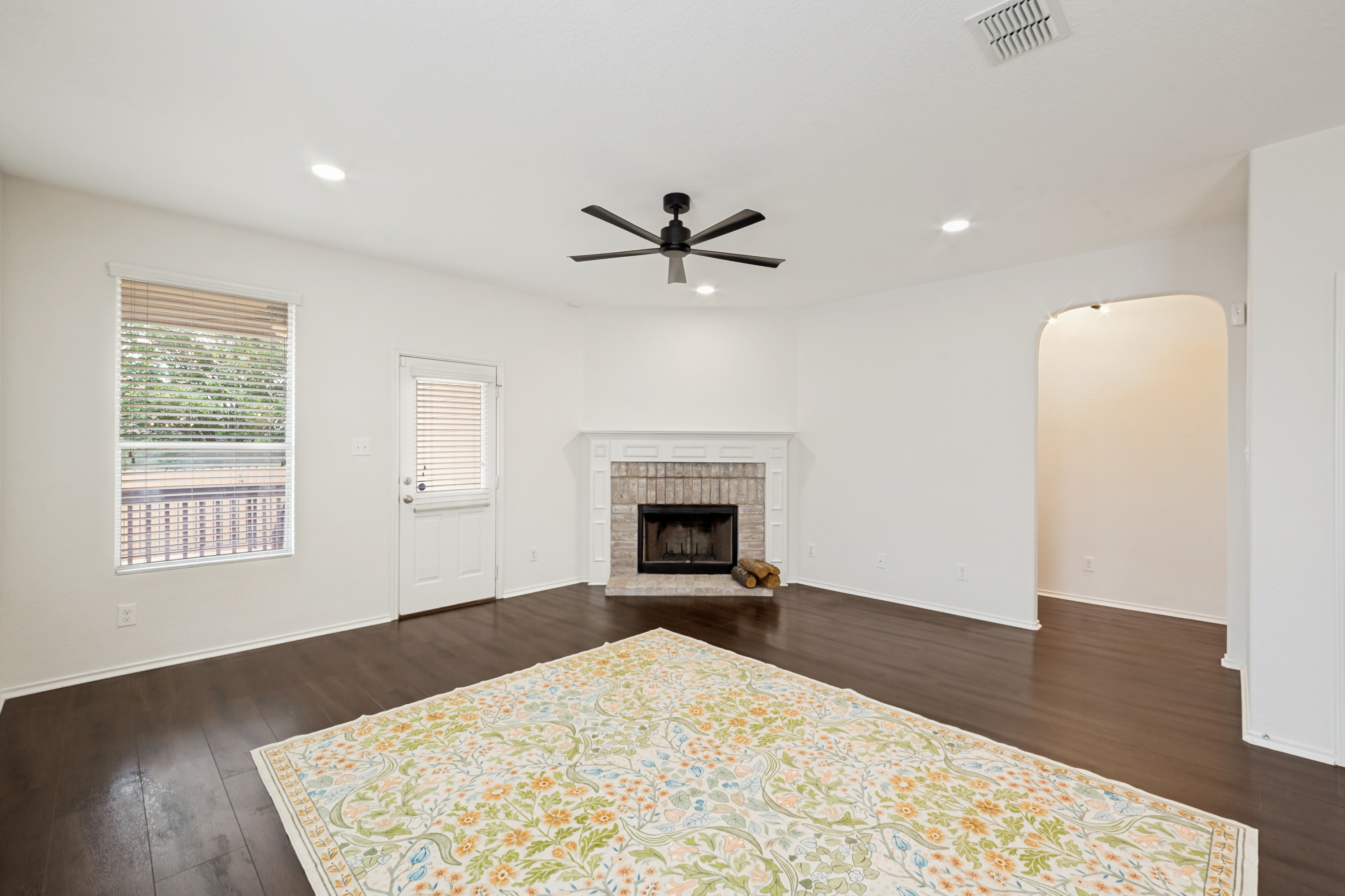  Charming Home with Fireplace and Patio - 物件實景