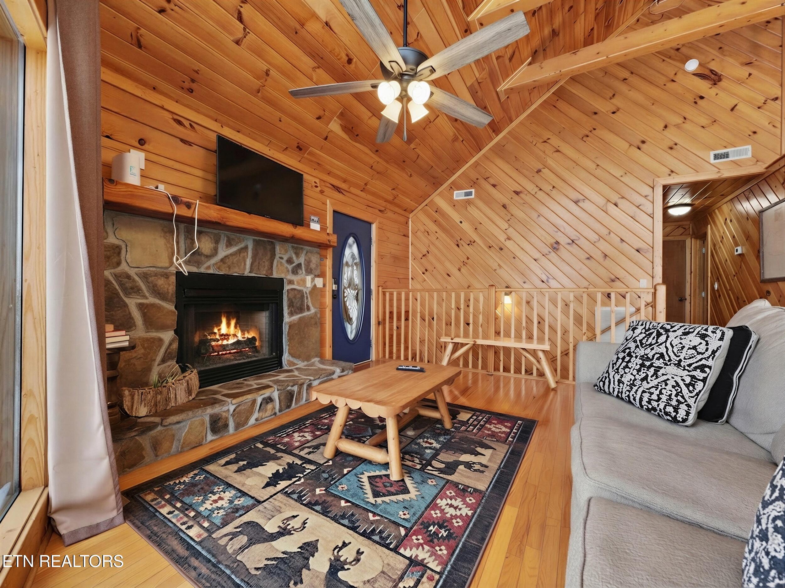 Sevierville, Tennessee, 37862, United States, 2 Bedrooms Bedrooms, ,2 BathroomsBathrooms,Residential,For Sale,2027431