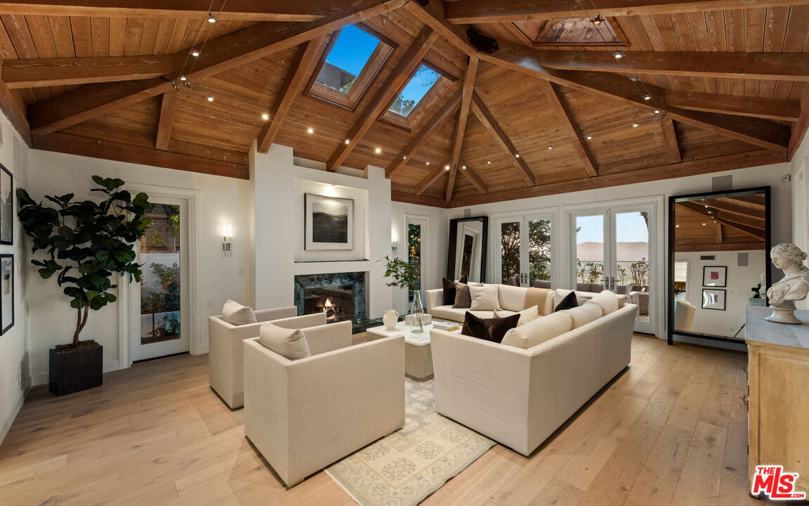 Los Angeles, California, 90049, United States, 5 Bedrooms Bedrooms, ,4 BathroomsBathrooms,Residential,For Sale,1889913