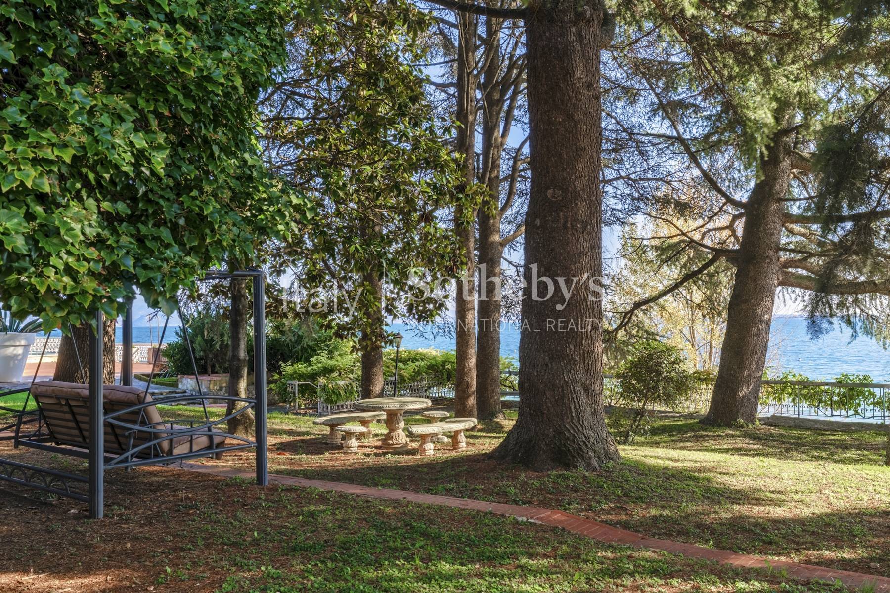  Prestigious lakefront estate with private boathouse and dock - 物件實景