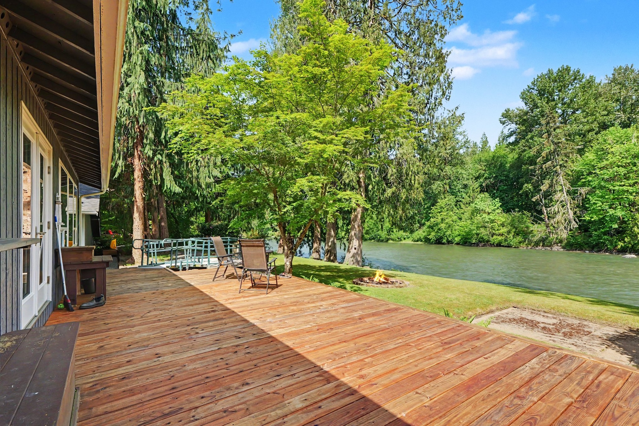  Charming Riverfront Home - 物件實景