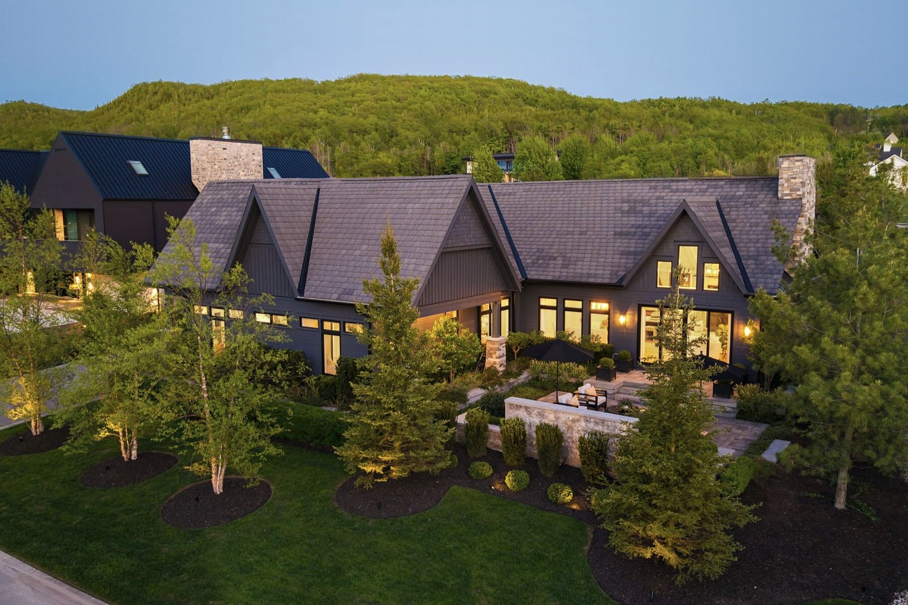  Stunning Custom-Designed Home - 物件實景