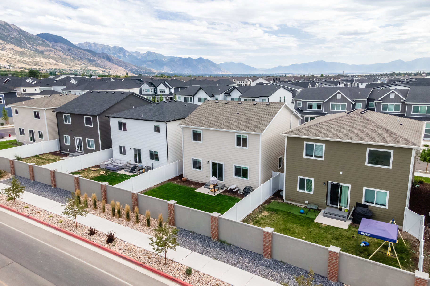  Modern 2023-Built Home with Protected Mountain Views, Walking Distance to School - 物件實景