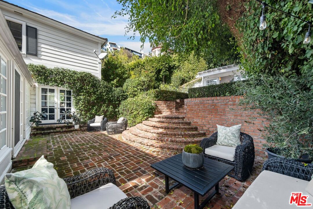 Los Angeles, California, 90069, United States, 4 Bedrooms Bedrooms, ,2 BathroomsBathrooms,Residential,For Sale,1700120