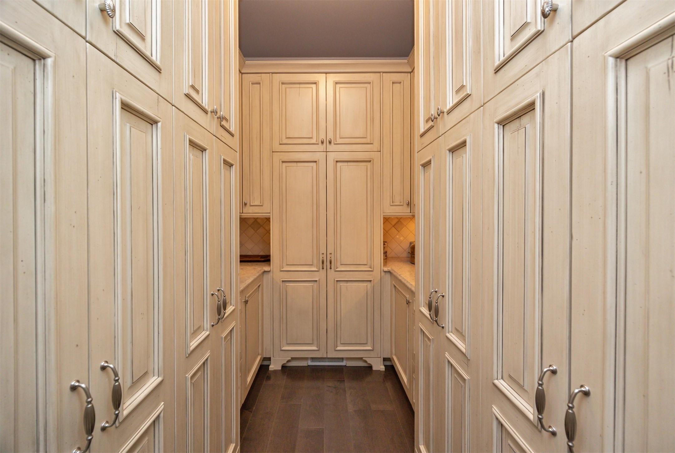 Urbandale, Iowa, 50323, United States, 4 Bedrooms Bedrooms, ,6 BathroomsBathrooms,Residential,For Sale,1980001