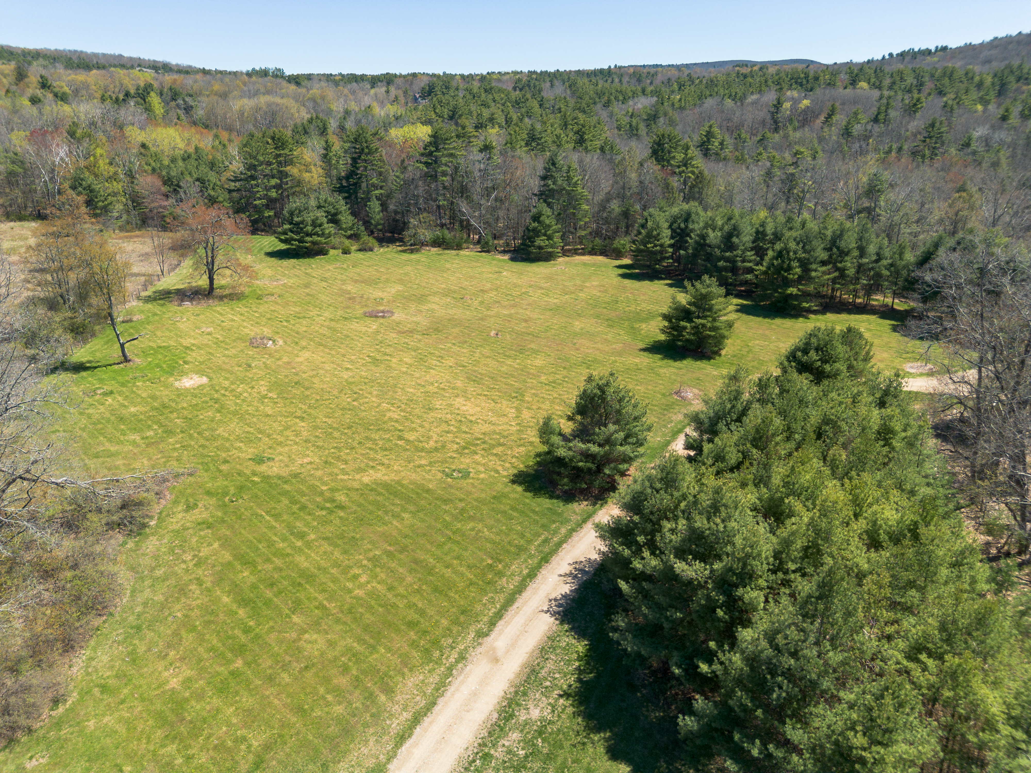  A Tranquil Berkshire Legacy: 22 Scenic Acres and a Landmark 3-Story Barn, Brookm - 物件實景