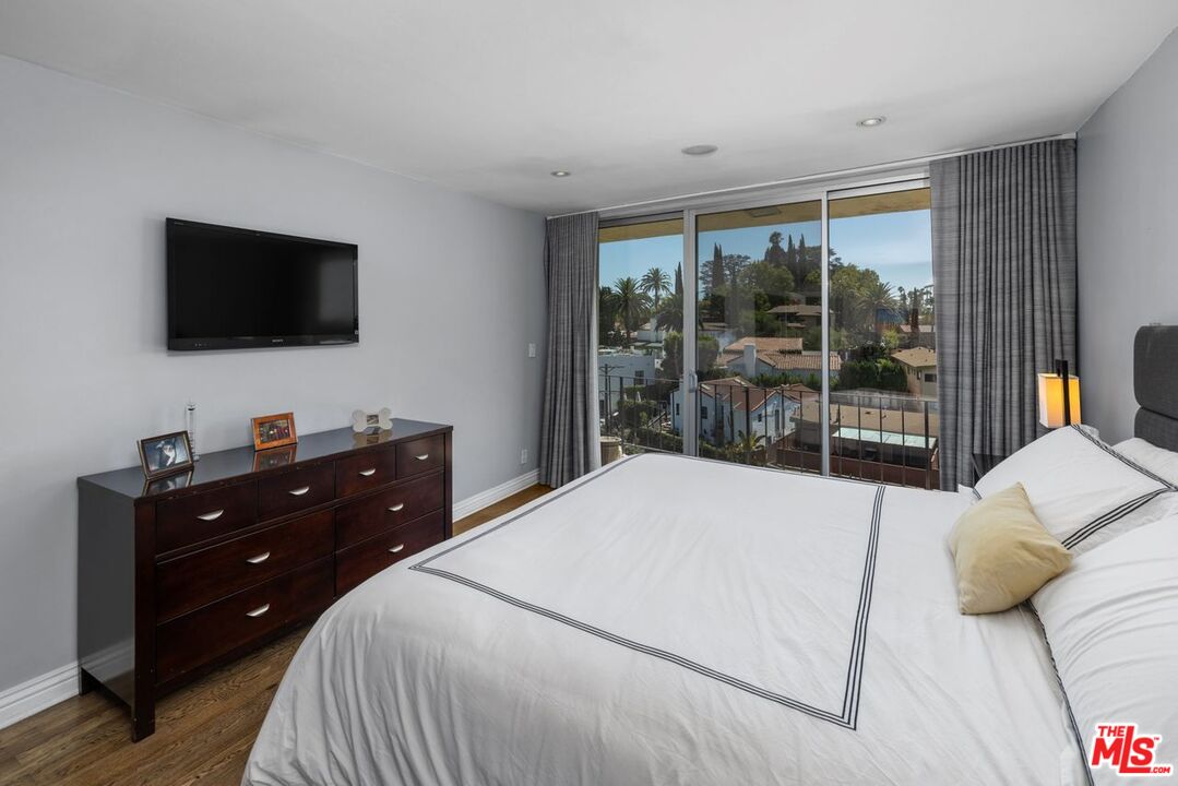 Los Angeles, California, 90068, United States, 2 Bedrooms Bedrooms, ,2 BathroomsBathrooms,Residential,For Sale,1939987