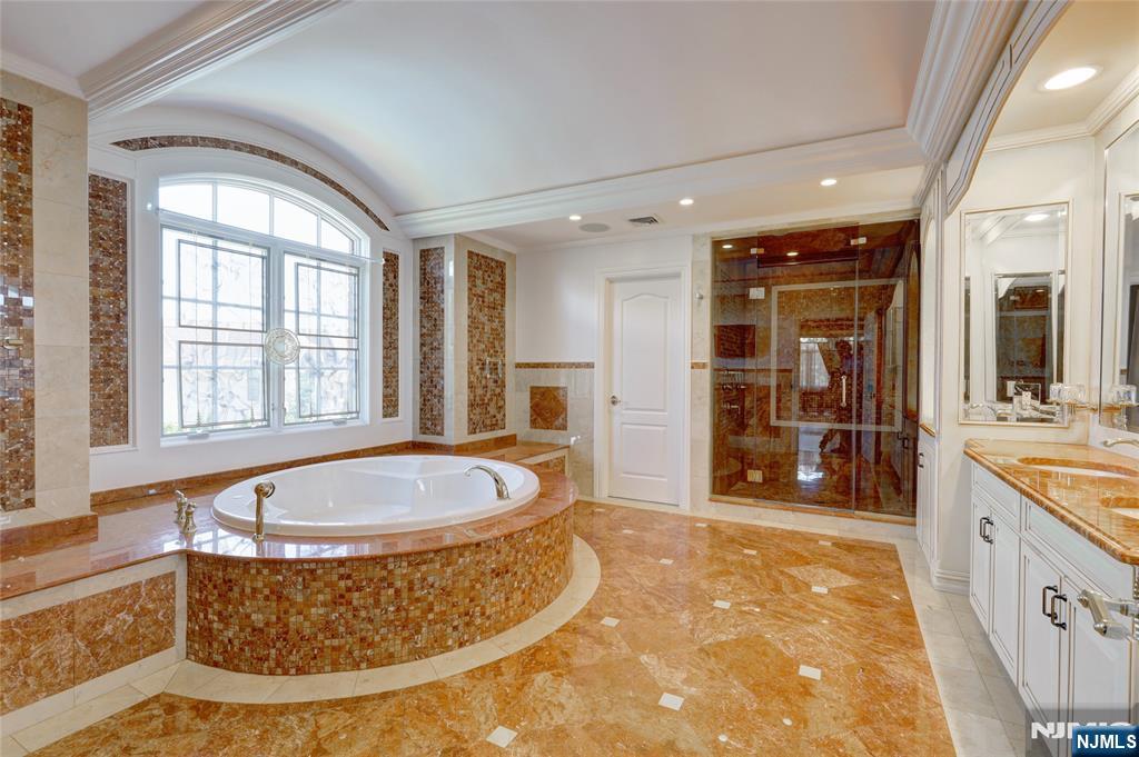 Fort Lee, New Jersey, 07024, United States, 6 Bedrooms Bedrooms, ,7 BathroomsBathrooms,Residential,For Sale,1891733