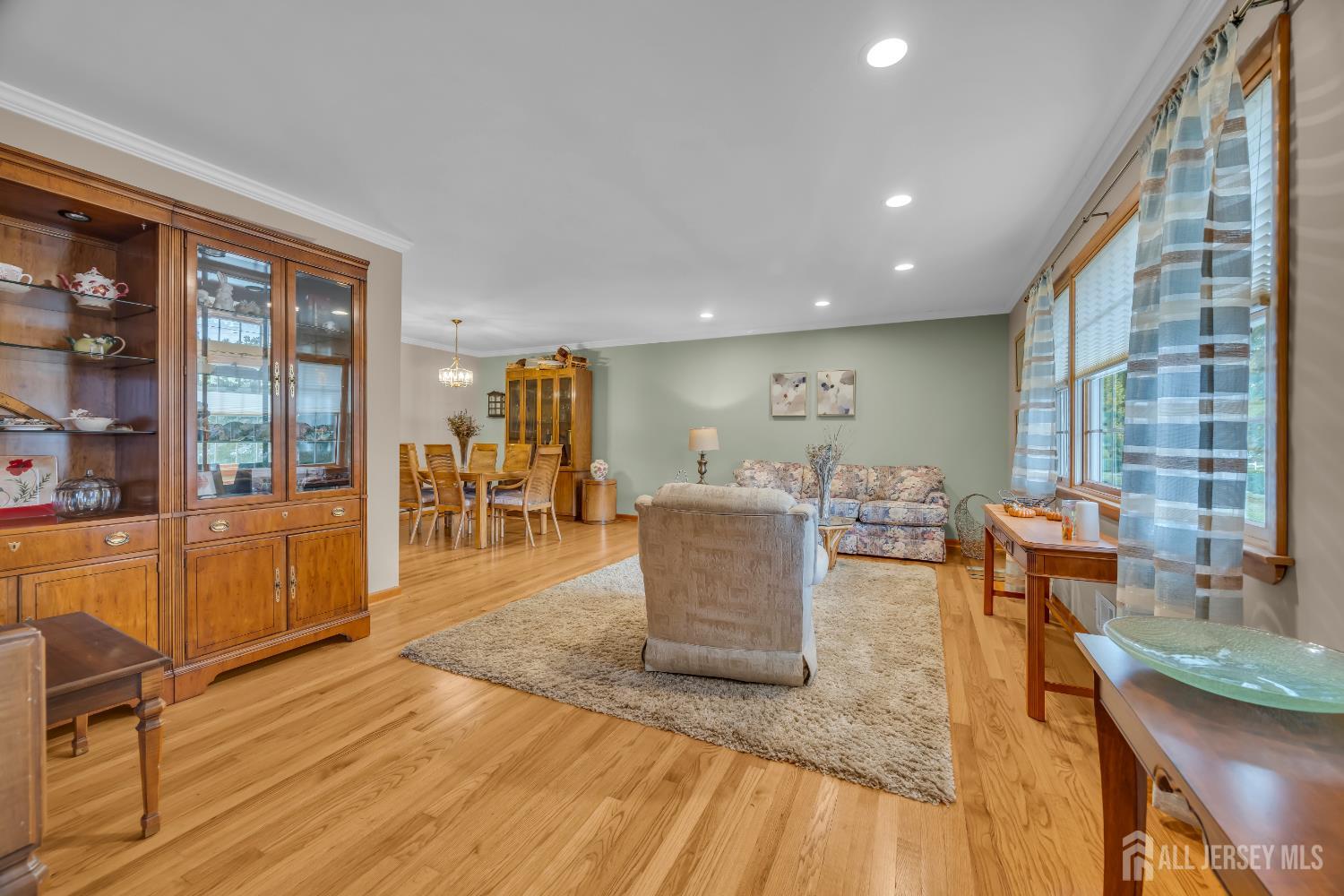 Edison, New Jersey, 08820, United States, 3 Bedrooms Bedrooms, ,2 BathroomsBathrooms,Residential,For Sale,1989177