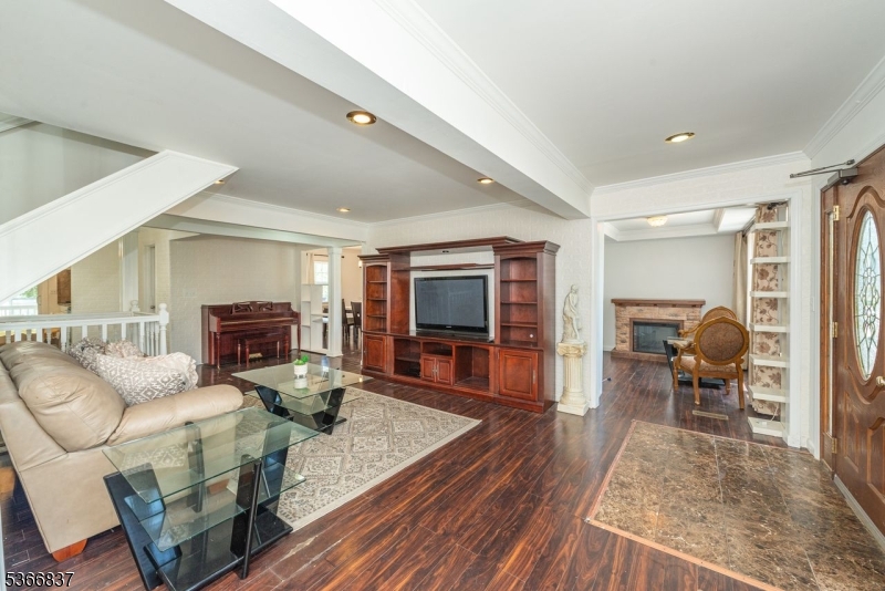 Pompton Lakes Boro, New Jersey, 07442, United States, 3 Bedrooms Bedrooms, ,3 BathroomsBathrooms,Residential,For Sale,1875678