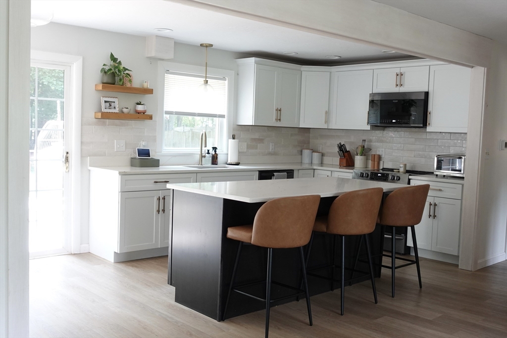 Franklin, Massachusetts, 02038, United States, 3 Bedrooms Bedrooms, ,1 BathroomBathrooms,Residential,For Sale,1972596