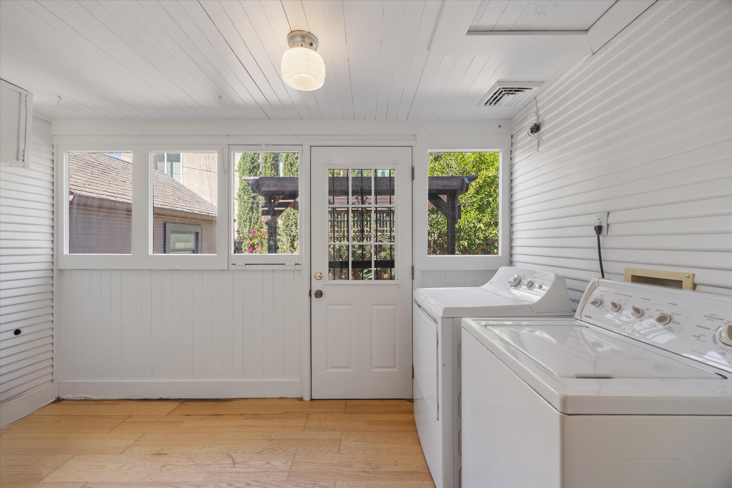 Sacramento, California, 95816, United States, 2 Bedrooms Bedrooms, ,1 BathroomBathrooms,Residential,For Sale,1939561